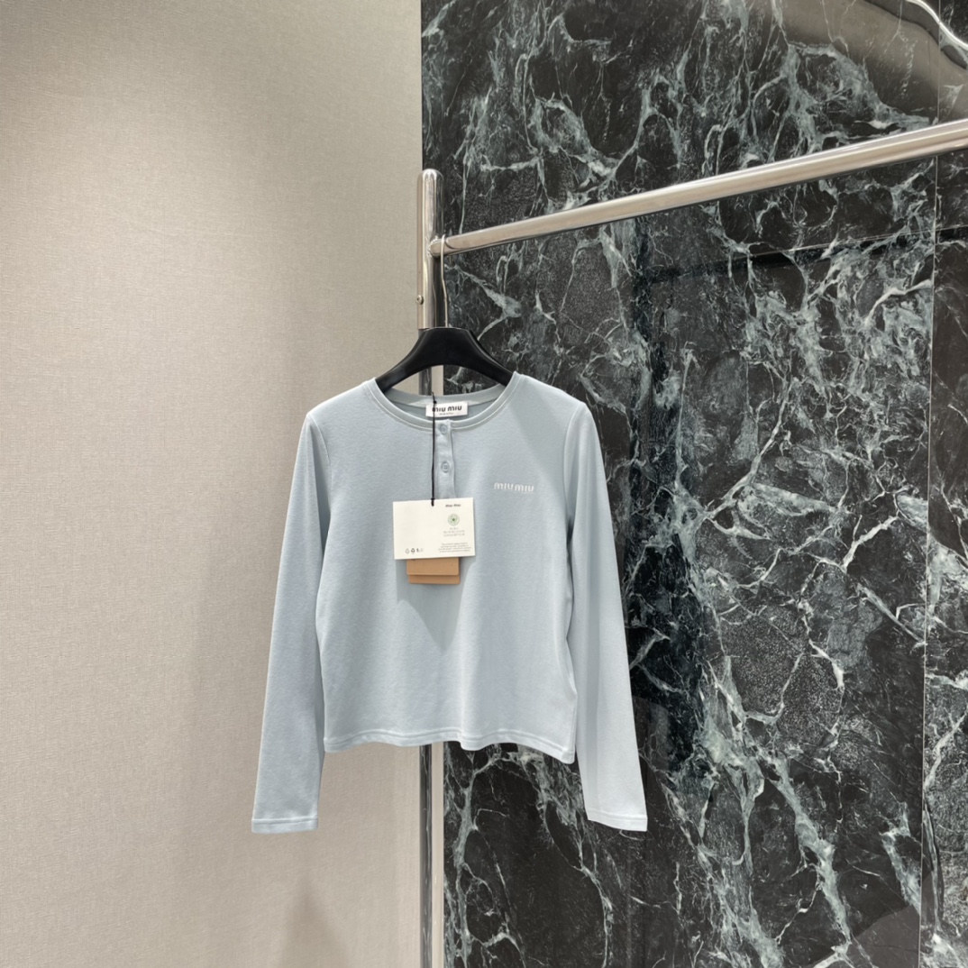 Miu 25秋冬新款 半扣圆领长袖上衣 秋冬穿超舒服!圆领+三颗纽扣设计，简约又有细节感 。低饱和雾霾蓝