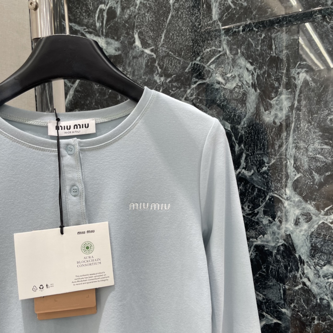 Miu 25秋冬新款 半扣圆领长袖上衣 秋冬穿超舒服!圆领+三颗纽扣设计，简约又有细节感 。低饱和雾霾蓝
