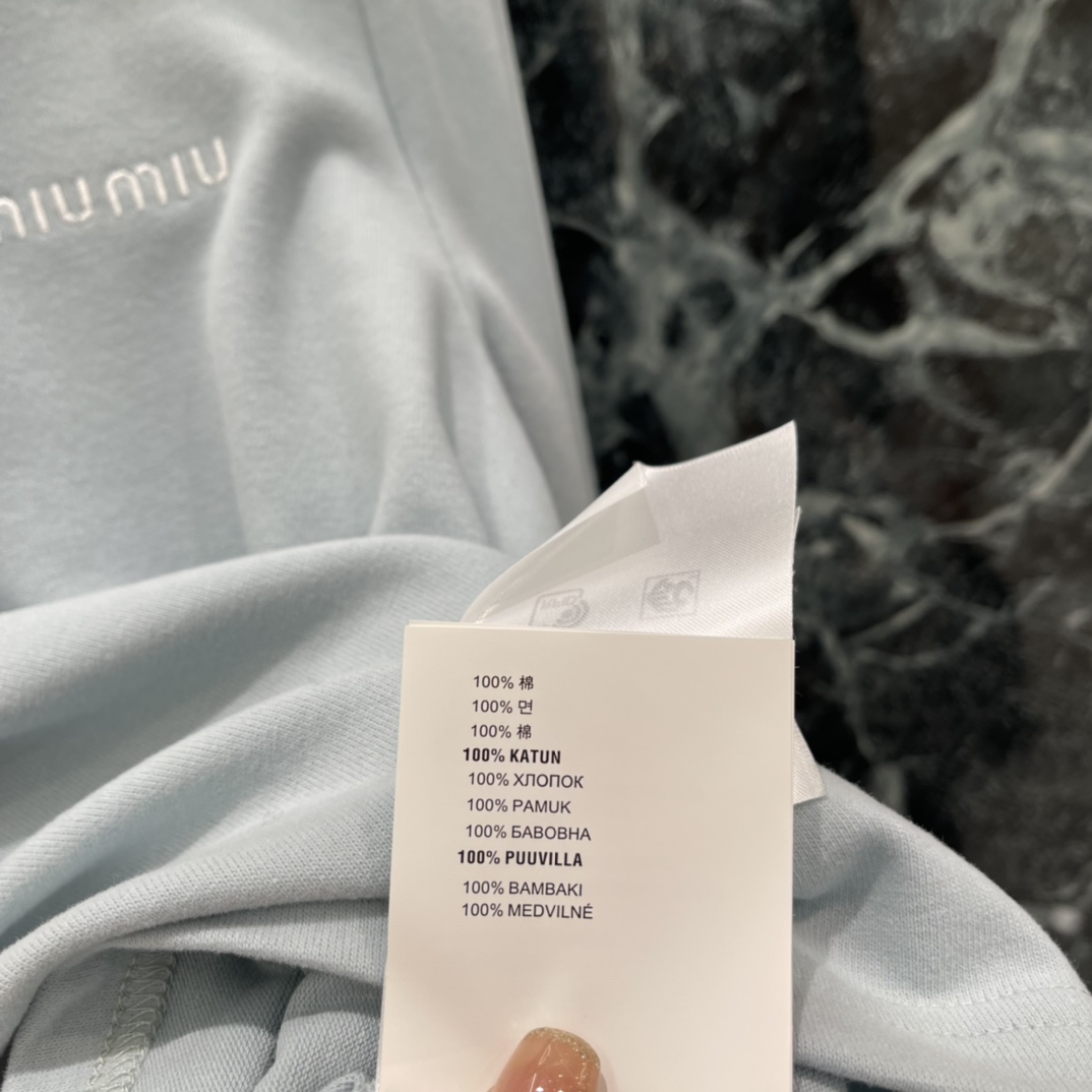 Miu 25秋冬新款 半扣圆领长袖上衣 秋冬穿超舒服!圆领+三颗纽扣设计，简约又有细节感 。低饱和雾霾蓝