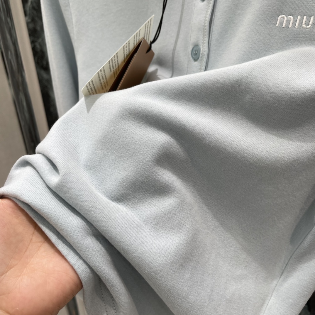 Miu 25秋冬新款 半扣圆领长袖上衣 秋冬穿超舒服!圆领+三颗纽扣设计，简约又有细节感 。低饱和雾霾蓝