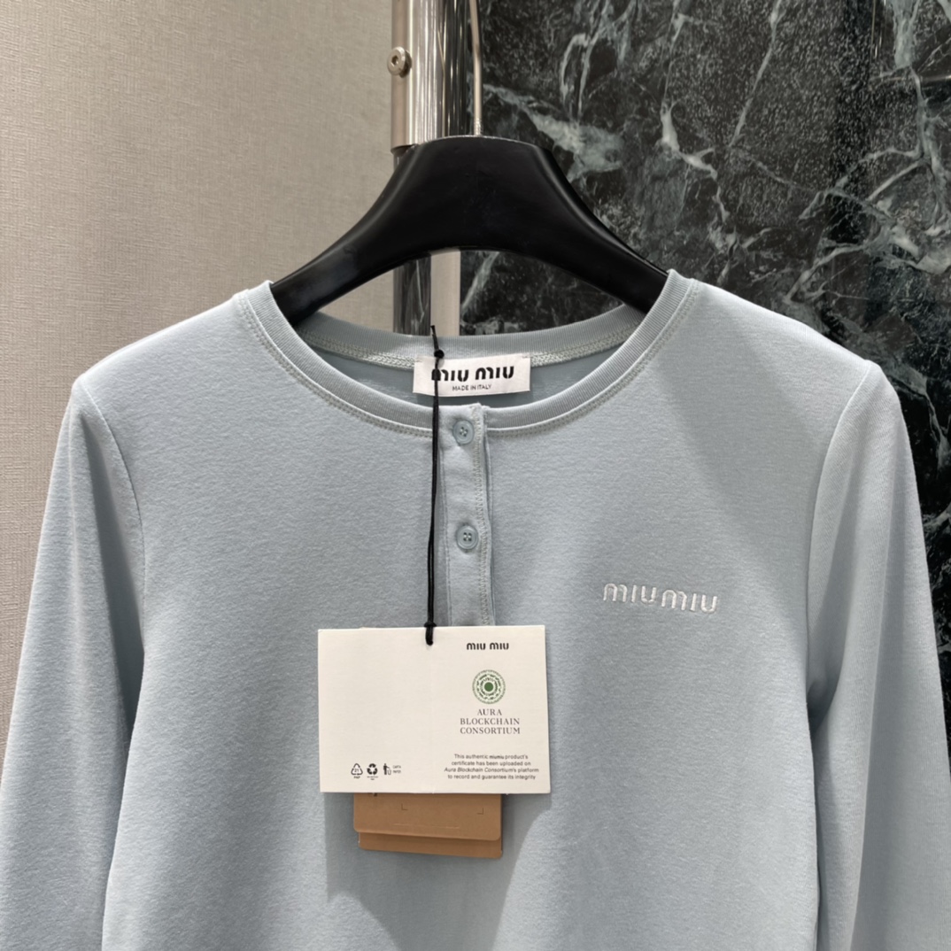 Miu 25秋冬新款 半扣圆领长袖上衣 秋冬穿超舒服!圆领+三颗纽扣设计，简约又有细节感 。低饱和雾霾蓝