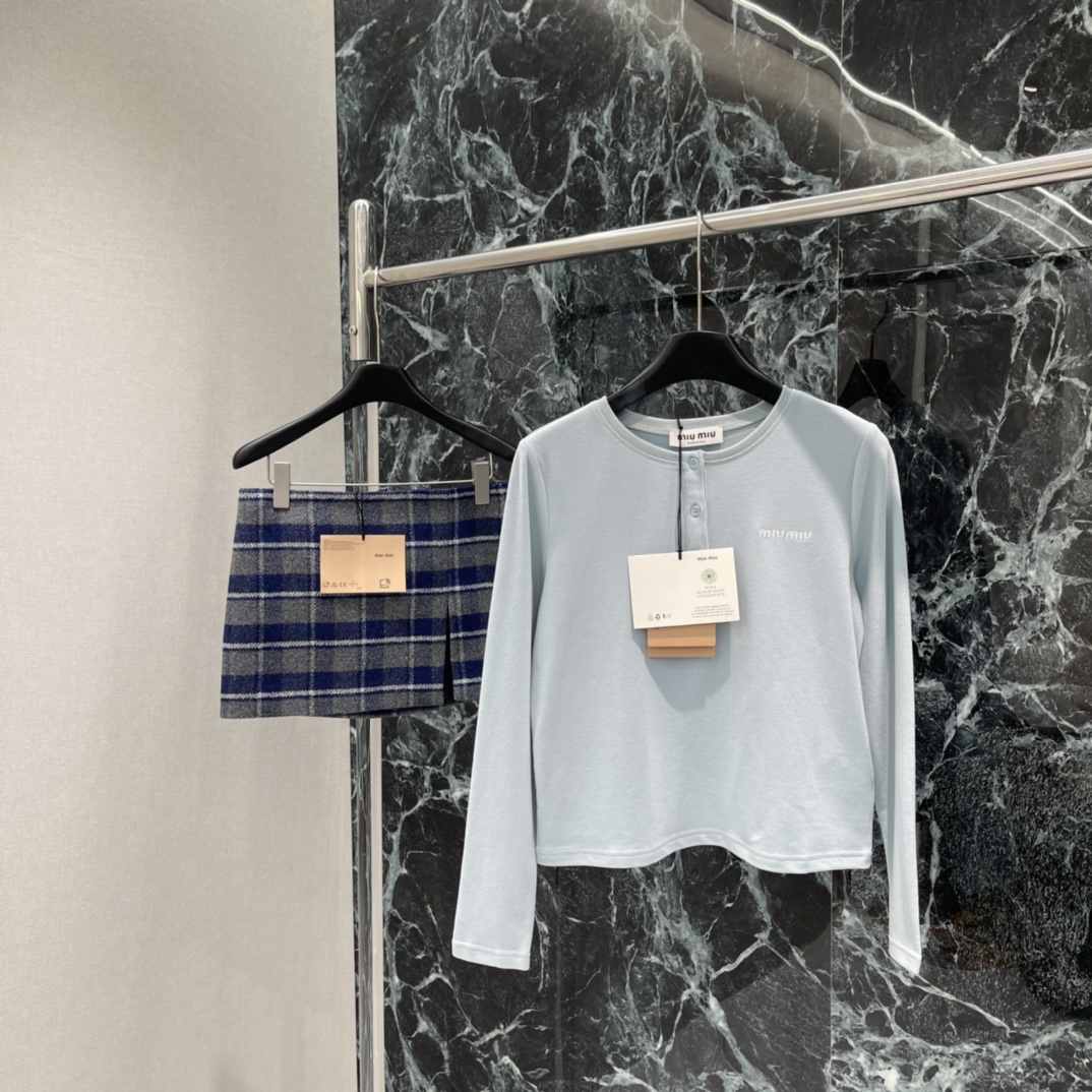 NO:661795,Miu 25 new autumn and winter style. This light blue top is super comfortable to wear in autumn and winter! Round neck + three-button design, simple and detailed. Low saturation haze blue, white and versatile, it goes well with jeans or skirts ~ slightly loose version, comfortable and slim, easy to control for daily commuting and leisure, it is a must-have item for autumn and winter wardrobe! One color SML, Miu Miu-clothing, miumiu, skirts, jeans,  19860909Miu 25秋冬新款 这款浅蓝色上衣 秋冬穿超舒服!圆领+三颗纽扣设计,简约又有细节感 .低饱和雾霾蓝,显白又百搭,搭配牛仔裤或半裙都很出彩~微宽松版型,舒适又显瘦,日常通勤,休闲都能轻松驾驭,是秋冬衣橱必备单品!一个色SML,缪缪-服装,miumiu,skirts,jeans, ,Women's clothing