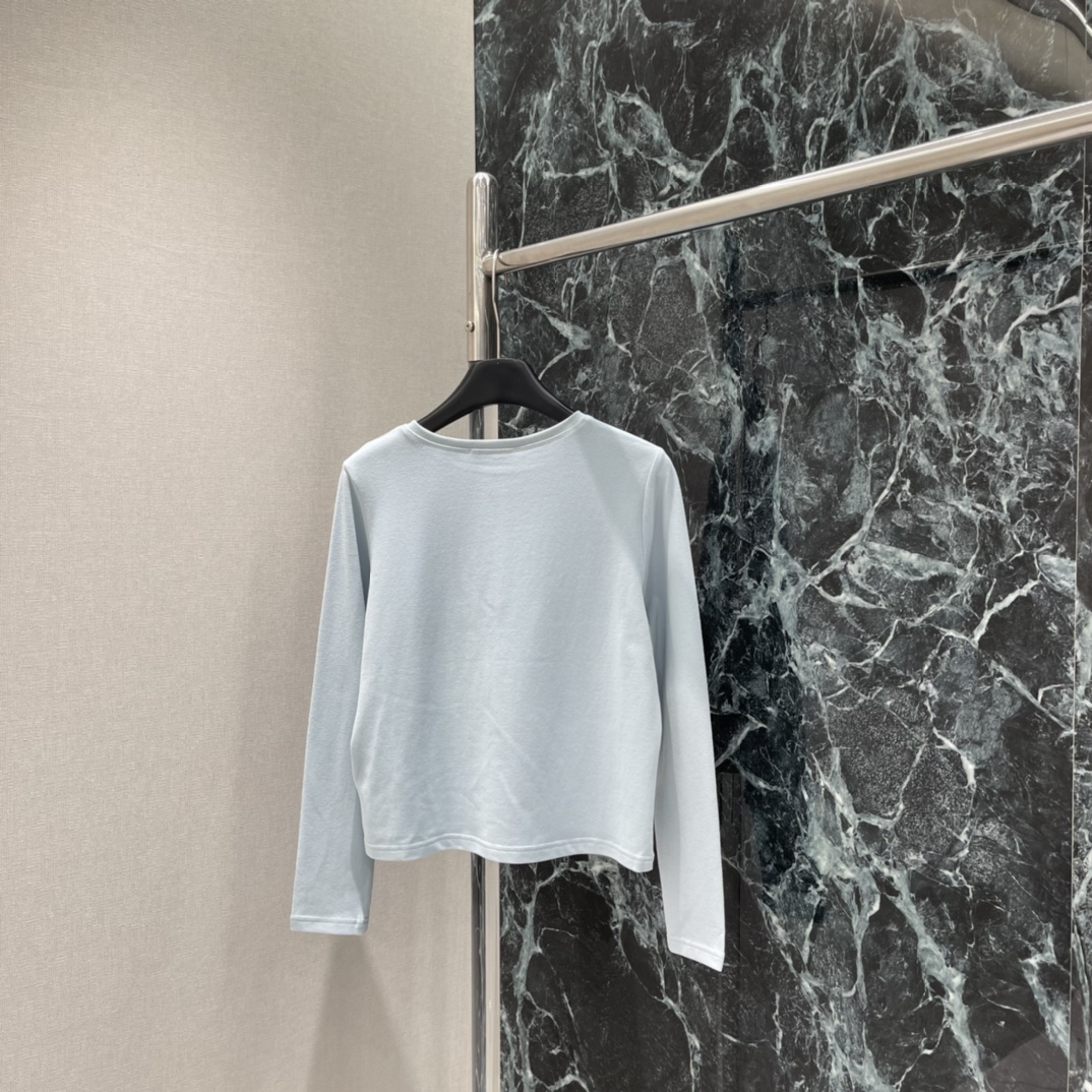 Miu 25秋冬新款 半扣圆领长袖上衣 秋冬穿超舒服!圆领+三颗纽扣设计，简约又有细节感 。低饱和雾霾蓝