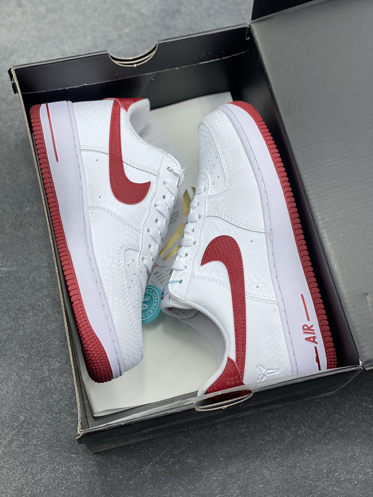 图片[9]-Nike Air Force 1 Low “Kobe Bryant”蛇纹科比限定 空军一号低帮休闲板鞋 原楦头原纸板 打造纯正空军版型#专注外贸渠道 全掌内置蜂窝气垫 #原盒配件 原厂中底钢印、拉帮完美 货号：IB0018-101 尺码：36 36.5 37.5 38 38.5 39 40 40.5 41 42 42.5 43 44 44.5 45-选品中心