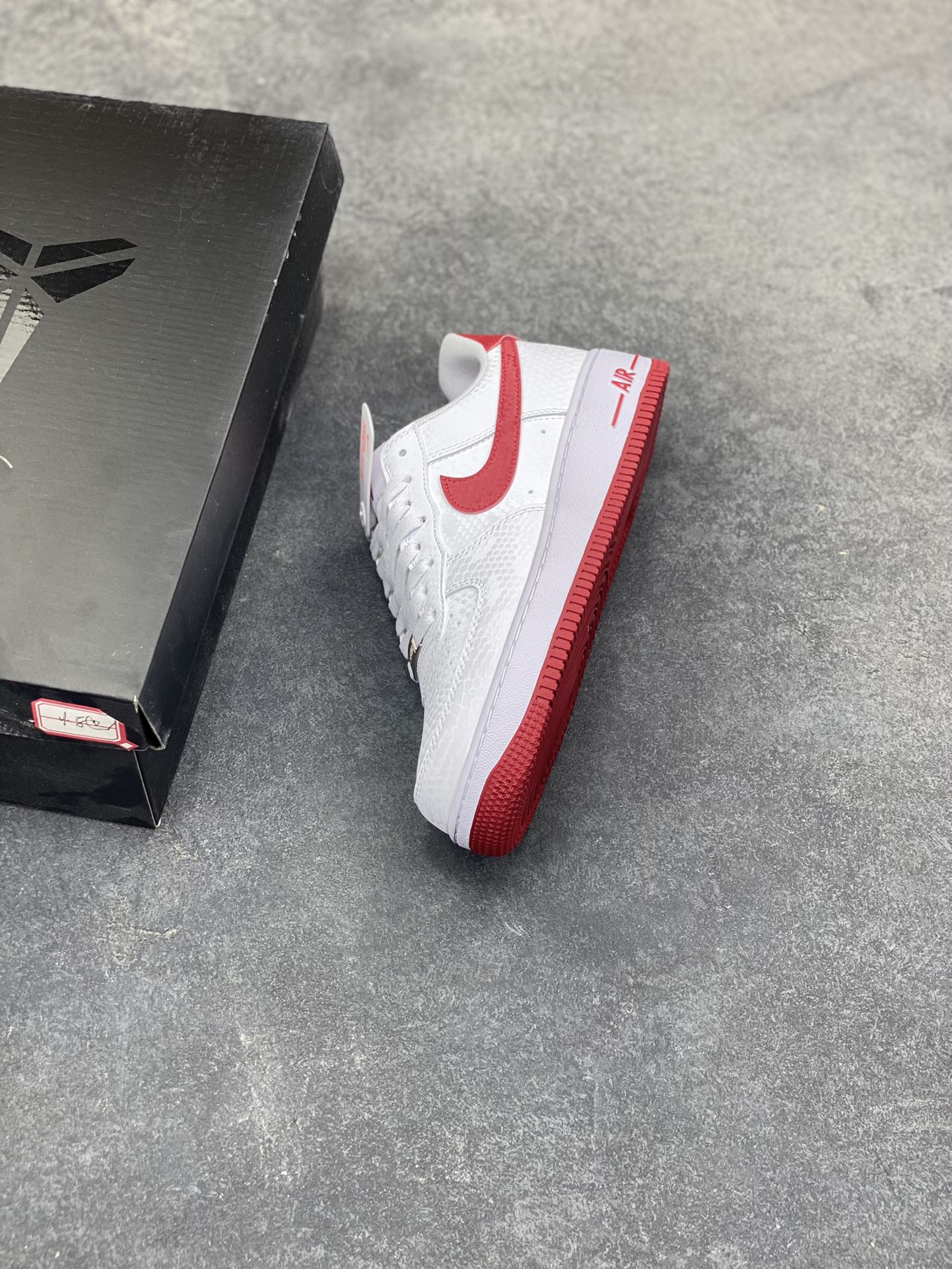 图片[7]-Nike Air Force 1 Low “Kobe Bryant”蛇纹科比限定 空军一号低帮休闲板鞋 原楦头原纸板 打造纯正空军版型#专注外贸渠道 全掌内置蜂窝气垫 #原盒配件 原厂中底钢印、拉帮完美 货号：IB0018-101 尺码：36 36.5 37.5 38 38.5 39 40 40.5 41 42 42.5 43 44 44.5 45-选品中心