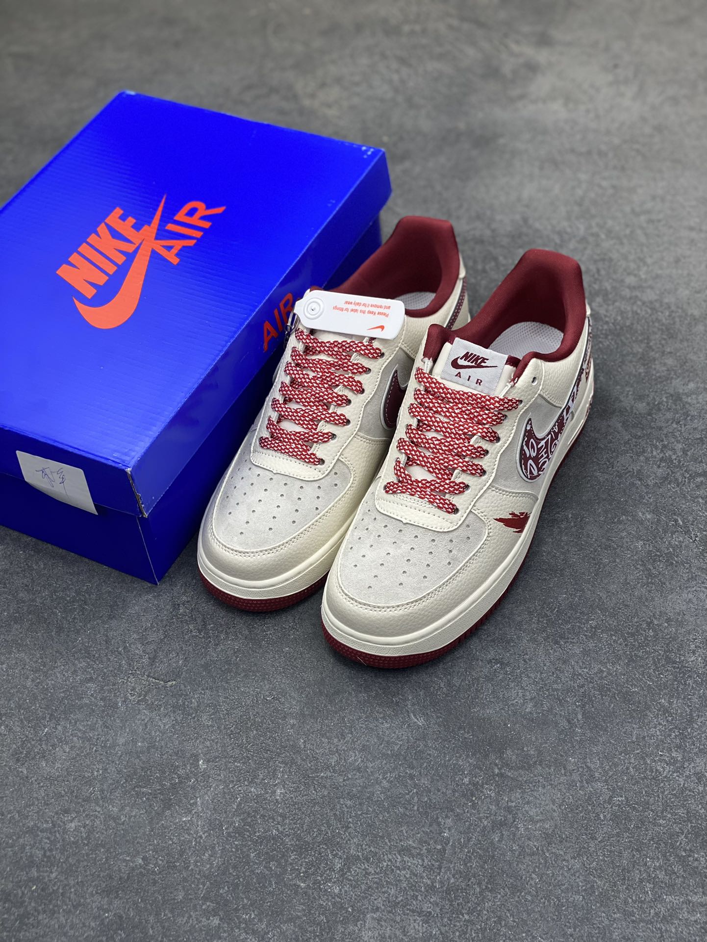 图片[8]-𝐍𝐢𝐤𝐞 𝐀𝐢𝐫 𝐅𝐨𝐫𝐜𝐞 1 𝐋𝐨𝐰 × Supreme 联名款｜街头顶流的碰撞！当空军一号的经典轮廓遇上Supreme的街头狂想，这双SY1388-019直接把潮流辨识度拉满！鞋身以米白荔枝纹皮革为主调，拼接浅灰翻毛皮打造层次质感，酒红色调从鞋舌、鞋领延伸至中底包边，成为视觉焦点。标志性Swoosh覆盖满印涂鸦花纹，鞋侧的Supreme红标醒目又张扬，鞋头的泼墨红纹更是细节感拉满，将街头艺术与经典鞋型的融合玩到极致。经典低帮AF1鞋型兼顾百搭与脚感，软弹Air气垫加持日常行走毫无压力，不管是搭配工装裤还是运动束脚裤，都能轻松穿出街头潮酷范，堪称潮人鞋柜里的“硬通货”！-选品中心