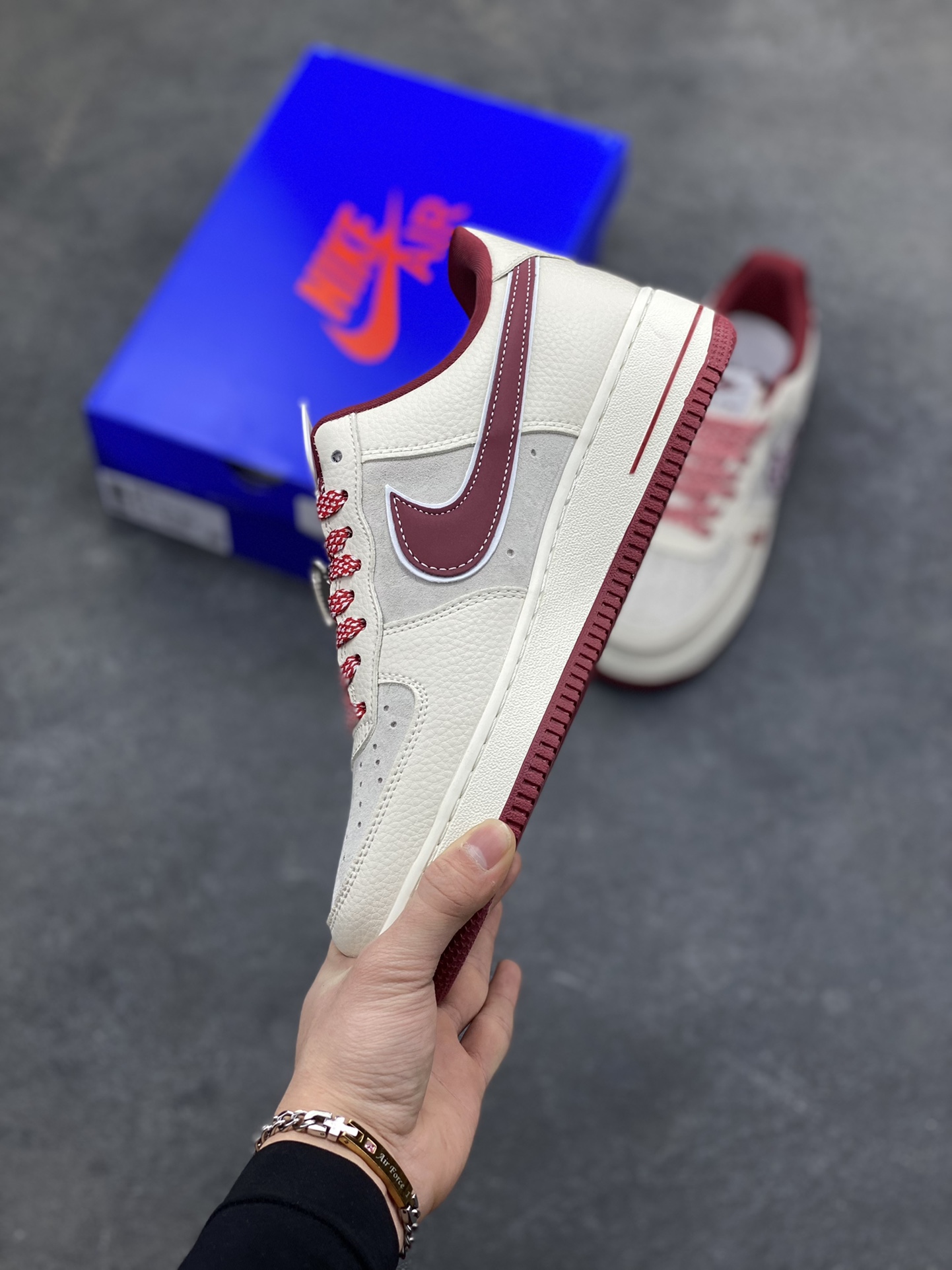 图片[3]-𝐍𝐢𝐤𝐞 𝐀𝐢𝐫 𝐅𝐨𝐫𝐜𝐞 1 𝐋𝐨𝐰 × Supreme 联名款｜街头顶流的碰撞！当空军一号的经典轮廓遇上Supreme的街头狂想，这双SY1388-019直接把潮流辨识度拉满！鞋身以米白荔枝纹皮革为主调，拼接浅灰翻毛皮打造层次质感，酒红色调从鞋舌、鞋领延伸至中底包边，成为视觉焦点。标志性Swoosh覆盖满印涂鸦花纹，鞋侧的Supreme红标醒目又张扬，鞋头的泼墨红纹更是细节感拉满，将街头艺术与经典鞋型的融合玩到极致。经典低帮AF1鞋型兼顾百搭与脚感，软弹Air气垫加持日常行走毫无压力，不管是搭配工装裤还是运动束脚裤，都能轻松穿出街头潮酷范，堪称潮人鞋柜里的“硬通货”！-选品中心