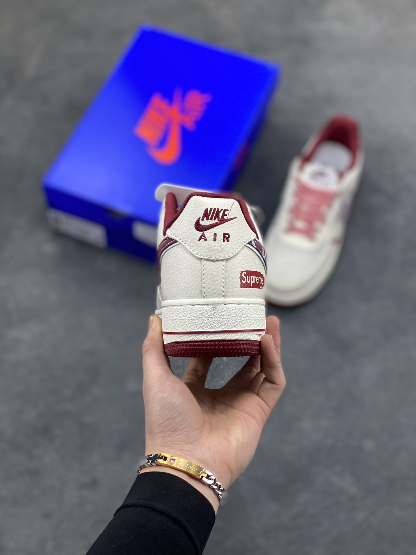 图片[4]-𝐍𝐢𝐤𝐞 𝐀𝐢𝐫 𝐅𝐨𝐫𝐜𝐞 1 𝐋𝐨𝐰 × Supreme 联名款｜街头顶流的碰撞！当空军一号的经典轮廓遇上Supreme的街头狂想，这双SY1388-019直接把潮流辨识度拉满！鞋身以米白荔枝纹皮革为主调，拼接浅灰翻毛皮打造层次质感，酒红色调从鞋舌、鞋领延伸至中底包边，成为视觉焦点。标志性Swoosh覆盖满印涂鸦花纹，鞋侧的Supreme红标醒目又张扬，鞋头的泼墨红纹更是细节感拉满，将街头艺术与经典鞋型的融合玩到极致。经典低帮AF1鞋型兼顾百搭与脚感，软弹Air气垫加持日常行走毫无压力，不管是搭配工装裤还是运动束脚裤，都能轻松穿出街头潮酷范，堪称潮人鞋柜里的“硬通货”！-选品中心