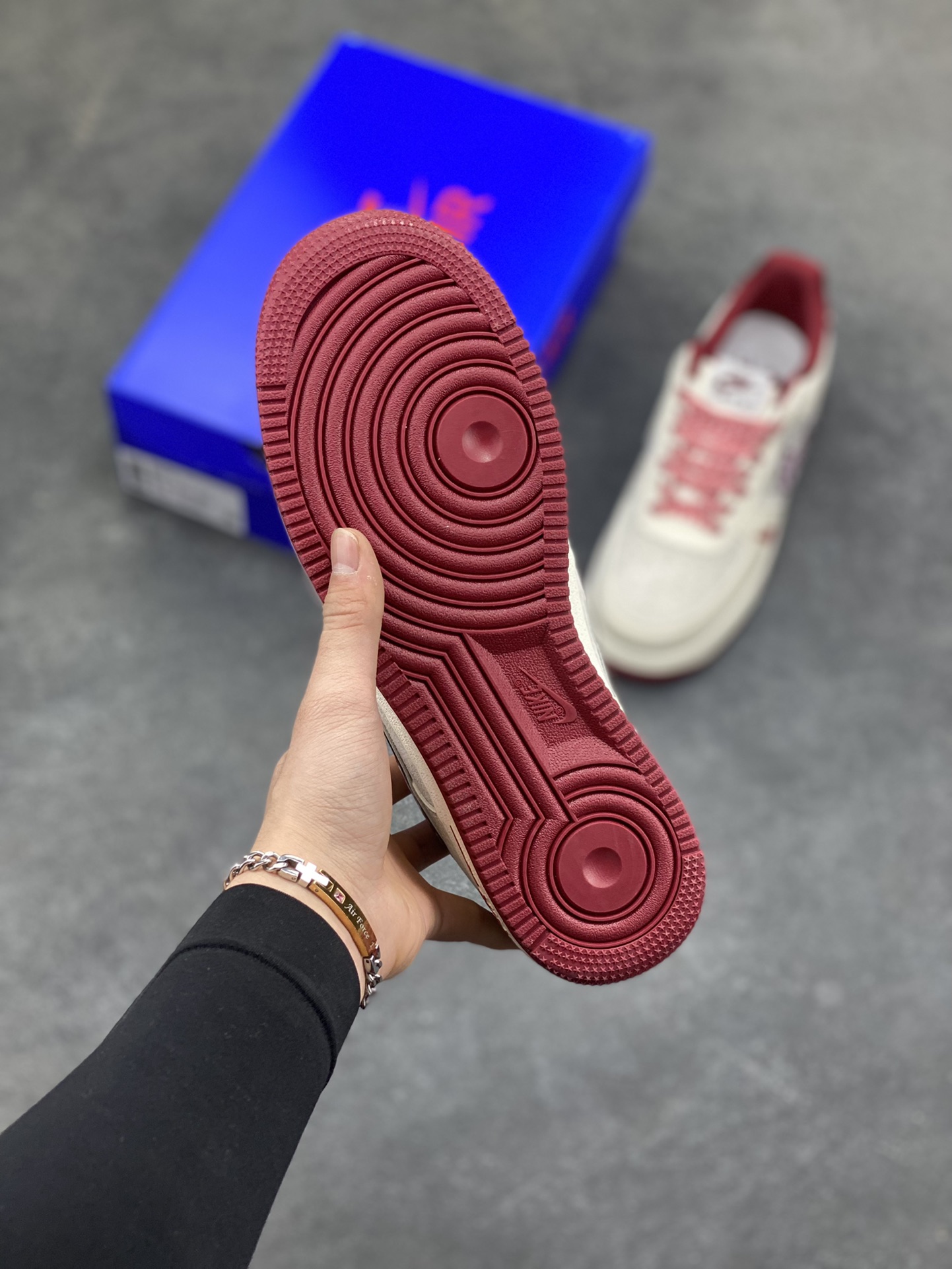 图片[5]-𝐍𝐢𝐤𝐞 𝐀𝐢𝐫 𝐅𝐨𝐫𝐜𝐞 1 𝐋𝐨𝐰 × Supreme 联名款｜街头顶流的碰撞！当空军一号的经典轮廓遇上Supreme的街头狂想，这双SY1388-019直接把潮流辨识度拉满！鞋身以米白荔枝纹皮革为主调，拼接浅灰翻毛皮打造层次质感，酒红色调从鞋舌、鞋领延伸至中底包边，成为视觉焦点。标志性Swoosh覆盖满印涂鸦花纹，鞋侧的Supreme红标醒目又张扬，鞋头的泼墨红纹更是细节感拉满，将街头艺术与经典鞋型的融合玩到极致。经典低帮AF1鞋型兼顾百搭与脚感，软弹Air气垫加持日常行走毫无压力，不管是搭配工装裤还是运动束脚裤，都能轻松穿出街头潮酷范，堪称潮人鞋柜里的“硬通货”！-选品中心