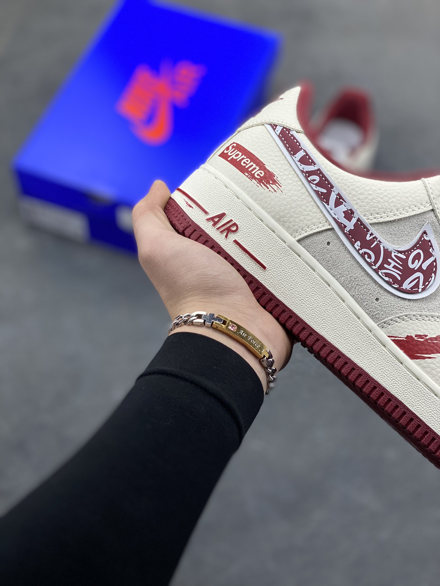 图片[6]-𝐍𝐢𝐤𝐞 𝐀𝐢𝐫 𝐅𝐨𝐫𝐜𝐞 1 𝐋𝐨𝐰 × Supreme 联名款｜街头顶流的碰撞！当空军一号的经典轮廓遇上Supreme的街头狂想，这双SY1388-019直接把潮流辨识度拉满！鞋身以米白荔枝纹皮革为主调，拼接浅灰翻毛皮打造层次质感，酒红色调从鞋舌、鞋领延伸至中底包边，成为视觉焦点。标志性Swoosh覆盖满印涂鸦花纹，鞋侧的Supreme红标醒目又张扬，鞋头的泼墨红纹更是细节感拉满，将街头艺术与经典鞋型的融合玩到极致。经典低帮AF1鞋型兼顾百搭与脚感，软弹Air气垫加持日常行走毫无压力，不管是搭配工装裤还是运动束脚裤，都能轻松穿出街头潮酷范，堪称潮人鞋柜里的“硬通货”！-选品中心