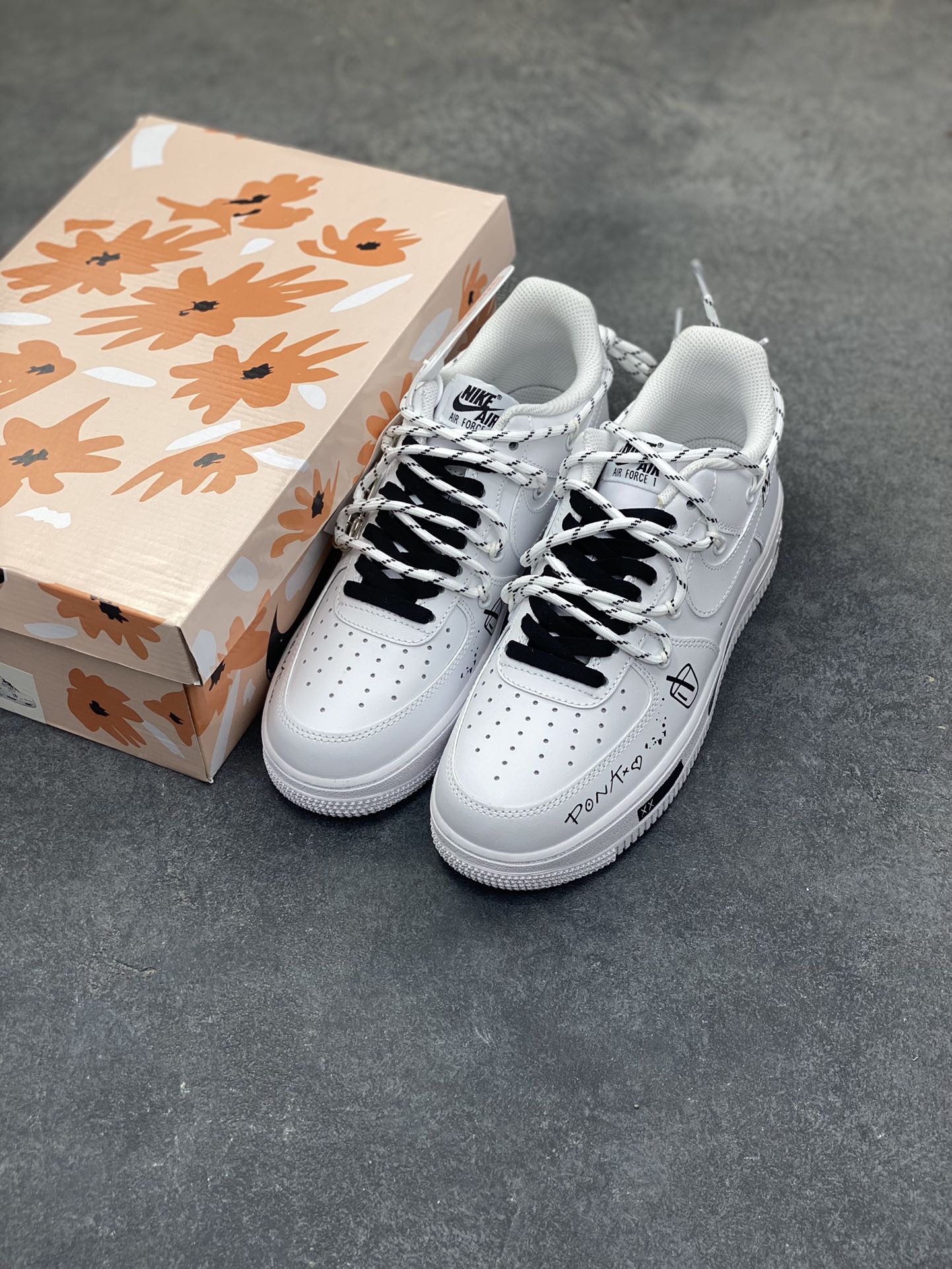 图片[8]-“简涂怪趣”✨订制空军一号板鞋 该定制版球鞋选用原鞋款为Nike Air Force 1‘07空军一号，以经典纯白空军板鞋为底，融合街头涂鸦、金属别针等潮酷元素，自带小众定制的独特感；既保留了白鞋的简约百搭，又通过细节强化了街头个性。 货号：CZ8699-578 尺码： 36 36.5 37.5 38 38.5 39 40 40.5 41 42 42.5 43 44 44.5 45-选品中心