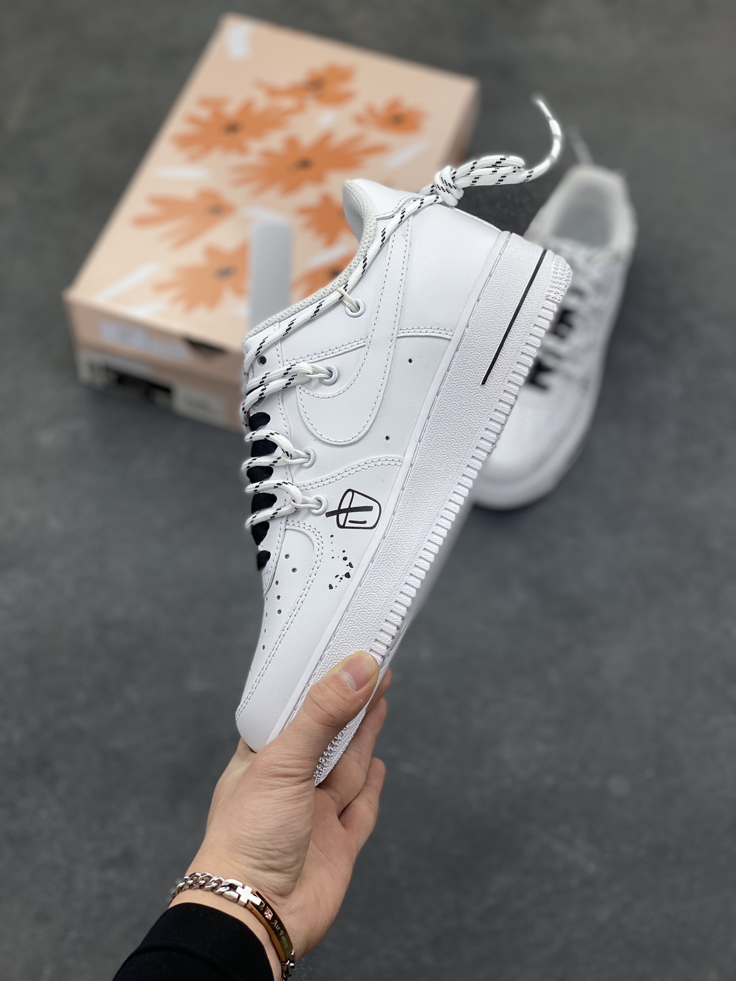 图片[3]-“简涂怪趣”✨订制空军一号板鞋 该定制版球鞋选用原鞋款为Nike Air Force 1‘07空军一号，以经典纯白空军板鞋为底，融合街头涂鸦、金属别针等潮酷元素，自带小众定制的独特感；既保留了白鞋的简约百搭，又通过细节强化了街头个性。 货号：CZ8699-578 尺码： 36 36.5 37.5 38 38.5 39 40 40.5 41 42 42.5 43 44 44.5 45-选品中心