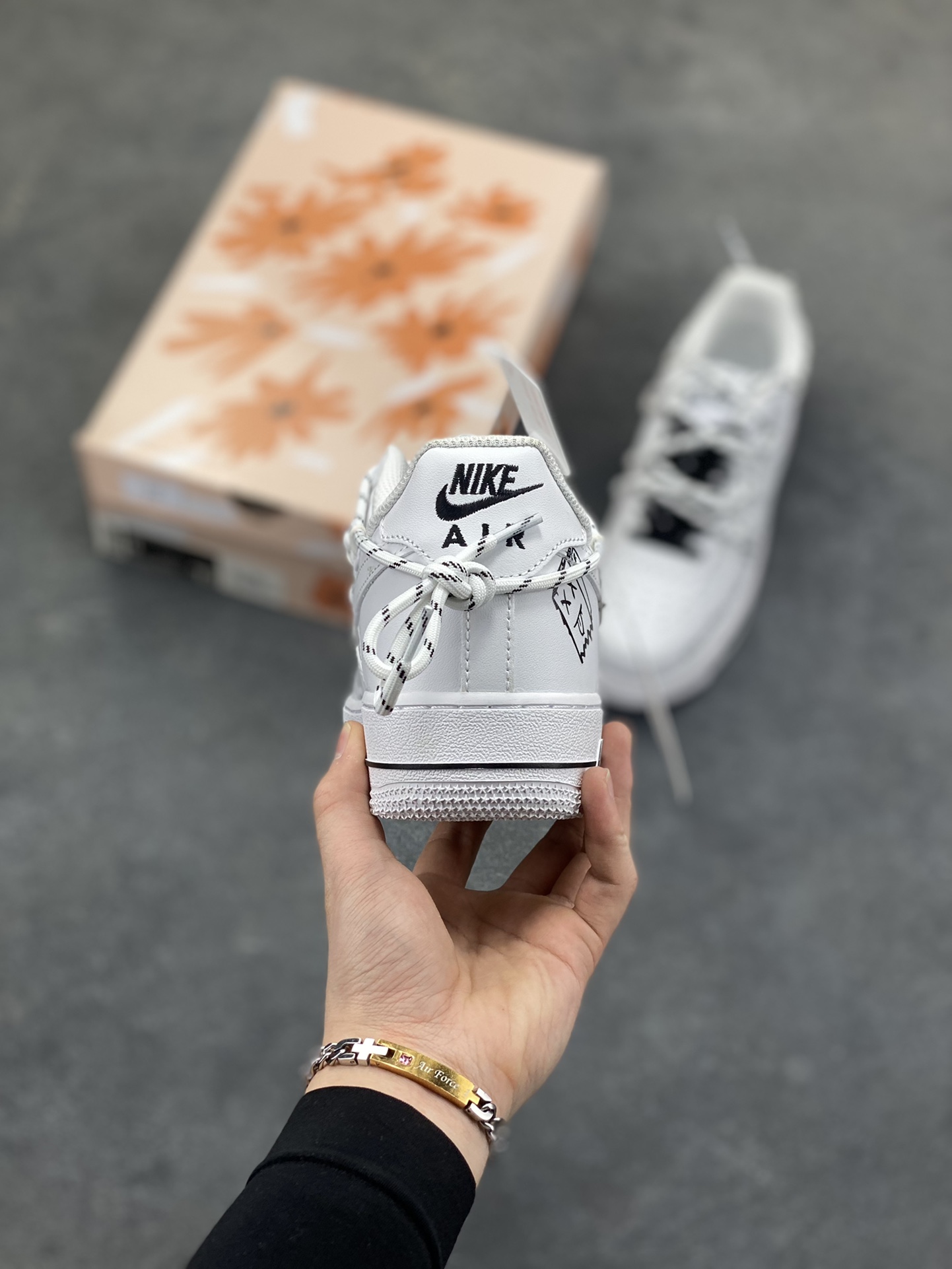 图片[4]-“简涂怪趣”✨订制空军一号板鞋 该定制版球鞋选用原鞋款为Nike Air Force 1‘07空军一号，以经典纯白空军板鞋为底，融合街头涂鸦、金属别针等潮酷元素，自带小众定制的独特感；既保留了白鞋的简约百搭，又通过细节强化了街头个性。 货号：CZ8699-578 尺码： 36 36.5 37.5 38 38.5 39 40 40.5 41 42 42.5 43 44 44.5 45-选品中心