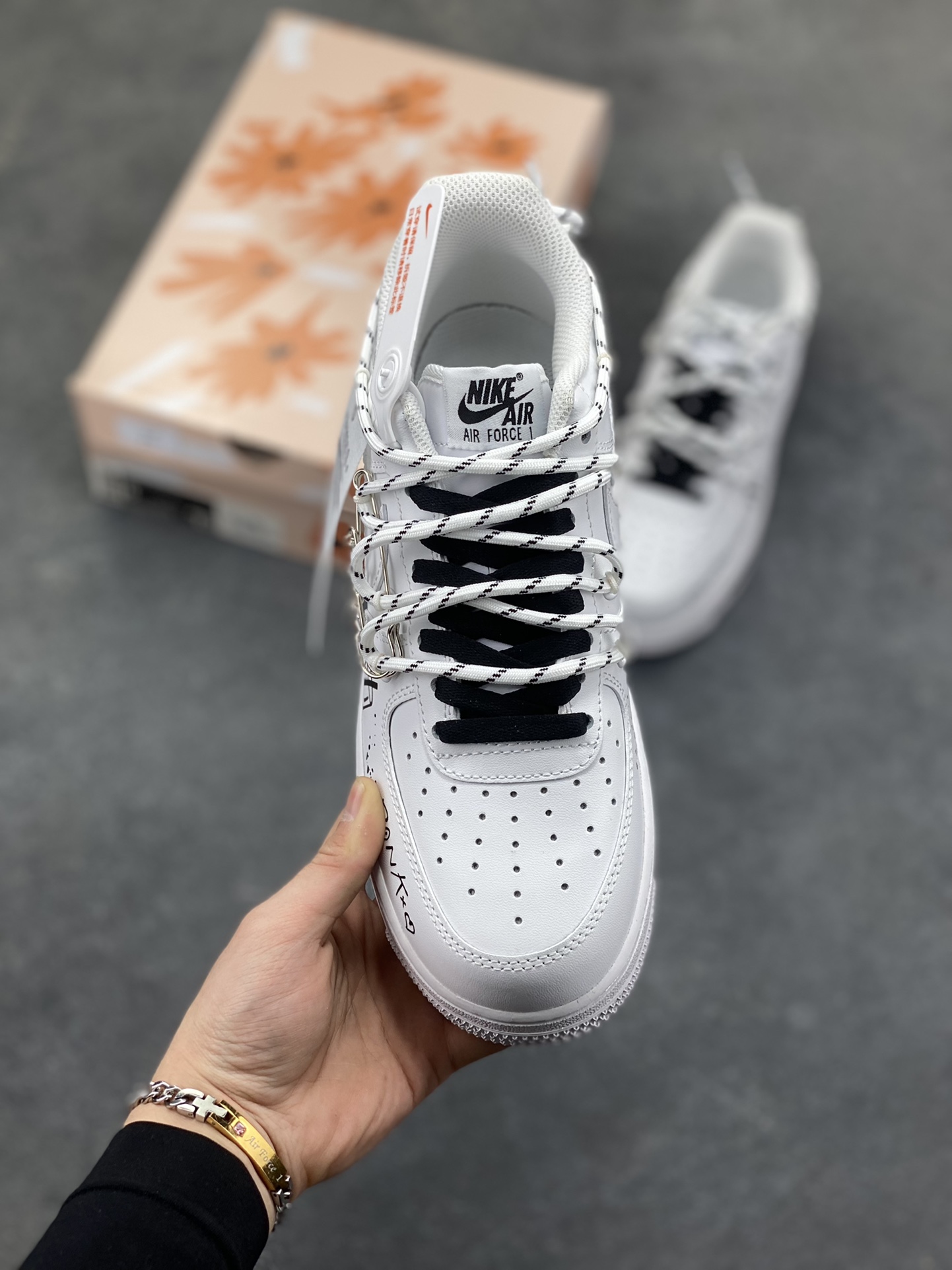 图片[2]-“简涂怪趣”✨订制空军一号板鞋 该定制版球鞋选用原鞋款为Nike Air Force 1‘07空军一号，以经典纯白空军板鞋为底，融合街头涂鸦、金属别针等潮酷元素，自带小众定制的独特感；既保留了白鞋的简约百搭，又通过细节强化了街头个性。 货号：CZ8699-578 尺码： 36 36.5 37.5 38 38.5 39 40 40.5 41 42 42.5 43 44 44.5 45-选品中心