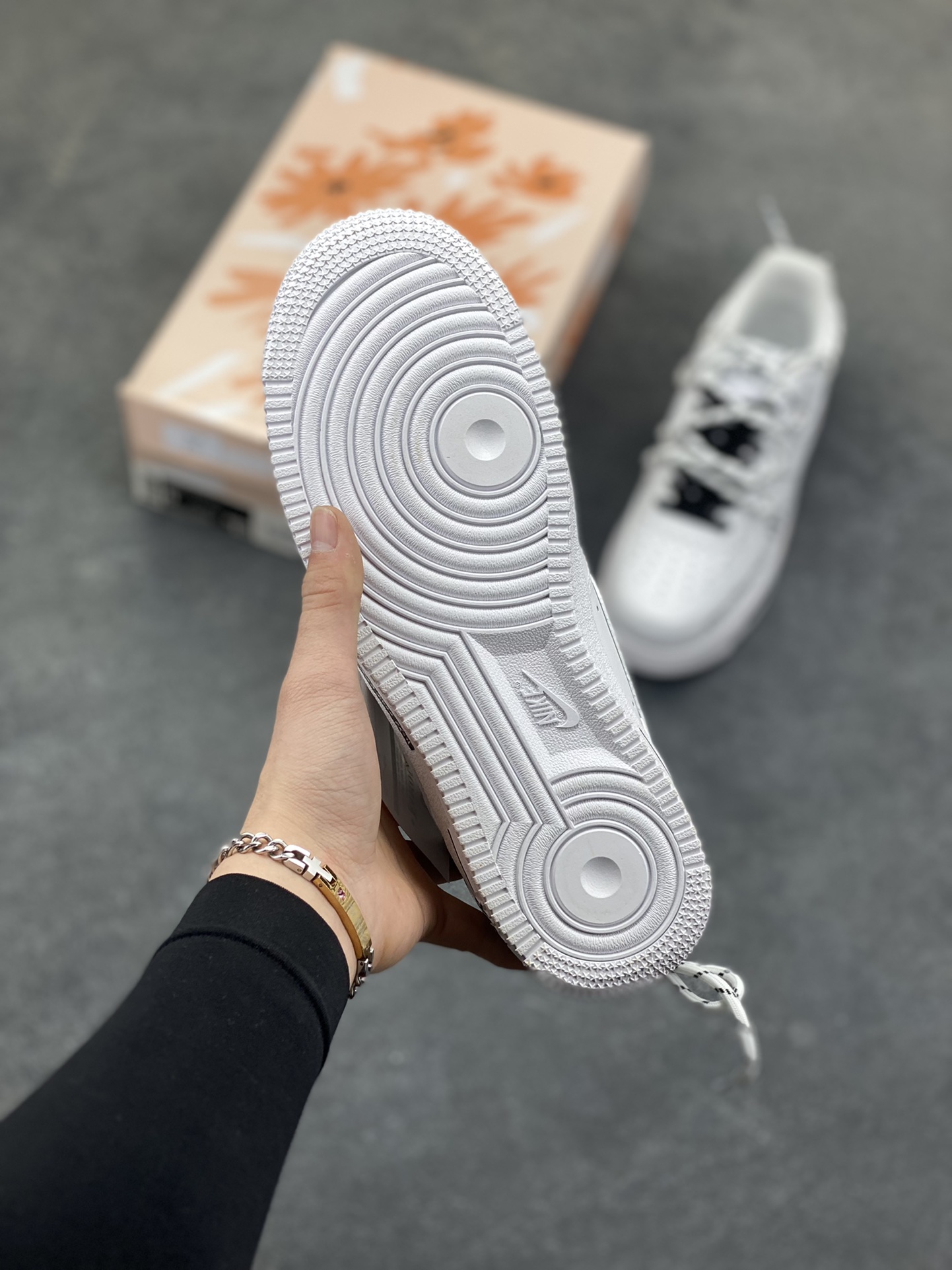 图片[5]-“简涂怪趣”✨订制空军一号板鞋 该定制版球鞋选用原鞋款为Nike Air Force 1‘07空军一号，以经典纯白空军板鞋为底，融合街头涂鸦、金属别针等潮酷元素，自带小众定制的独特感；既保留了白鞋的简约百搭，又通过细节强化了街头个性。 货号：CZ8699-578 尺码： 36 36.5 37.5 38 38.5 39 40 40.5 41 42 42.5 43 44 44.5 45-选品中心