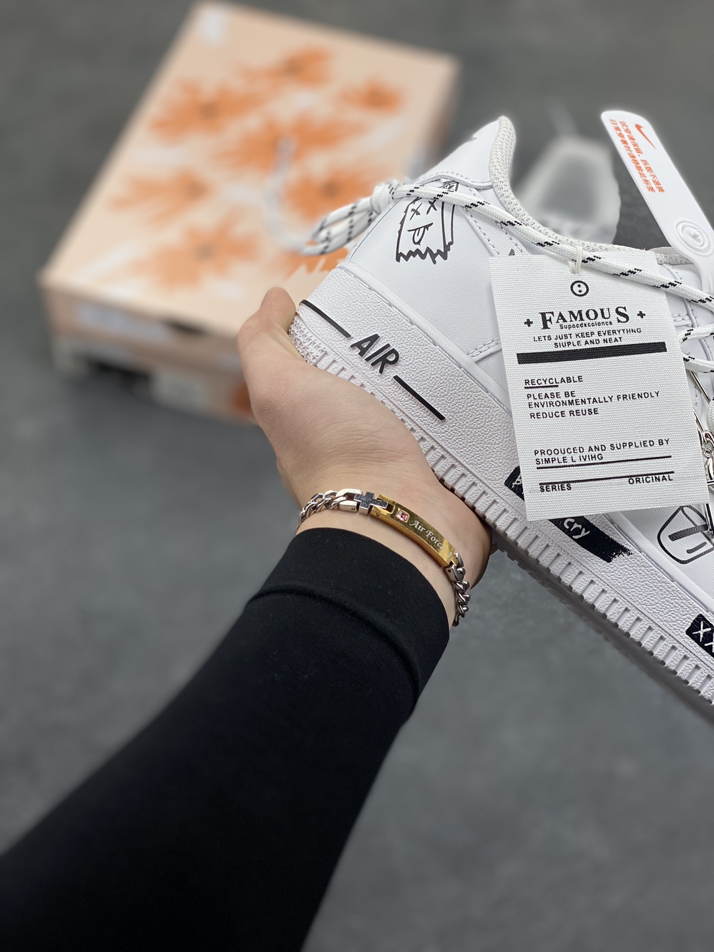 图片[6]-“简涂怪趣”✨订制空军一号板鞋 该定制版球鞋选用原鞋款为Nike Air Force 1‘07空军一号，以经典纯白空军板鞋为底，融合街头涂鸦、金属别针等潮酷元素，自带小众定制的独特感；既保留了白鞋的简约百搭，又通过细节强化了街头个性。 货号：CZ8699-578 尺码： 36 36.5 37.5 38 38.5 39 40 40.5 41 42 42.5 43 44 44.5 45-选品中心