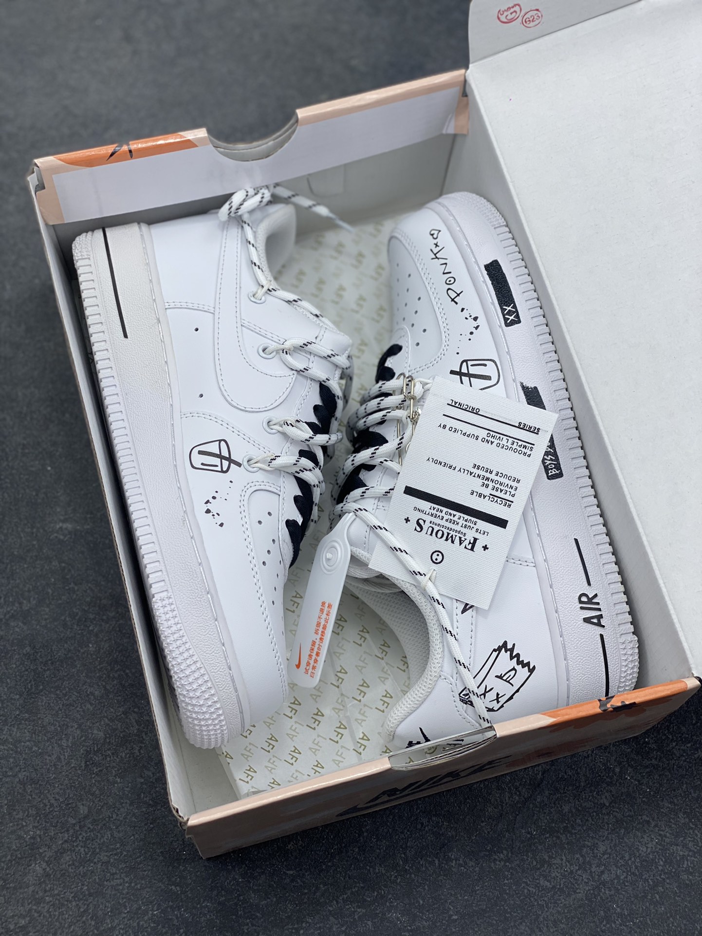 图片[9]-“简涂怪趣”✨订制空军一号板鞋 该定制版球鞋选用原鞋款为Nike Air Force 1‘07空军一号，以经典纯白空军板鞋为底，融合街头涂鸦、金属别针等潮酷元素，自带小众定制的独特感；既保留了白鞋的简约百搭，又通过细节强化了街头个性。 货号：CZ8699-578 尺码： 36 36.5 37.5 38 38.5 39 40 40.5 41 42 42.5 43 44 44.5 45-选品中心