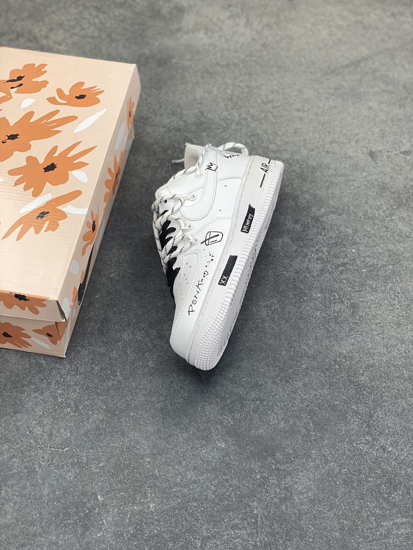 图片[7]-“简涂怪趣”✨订制空军一号板鞋 该定制版球鞋选用原鞋款为Nike Air Force 1‘07空军一号，以经典纯白空军板鞋为底，融合街头涂鸦、金属别针等潮酷元素，自带小众定制的独特感；既保留了白鞋的简约百搭，又通过细节强化了街头个性。 货号：CZ8699-578 尺码： 36 36.5 37.5 38 38.5 39 40 40.5 41 42 42.5 43 44 44.5 45-选品中心