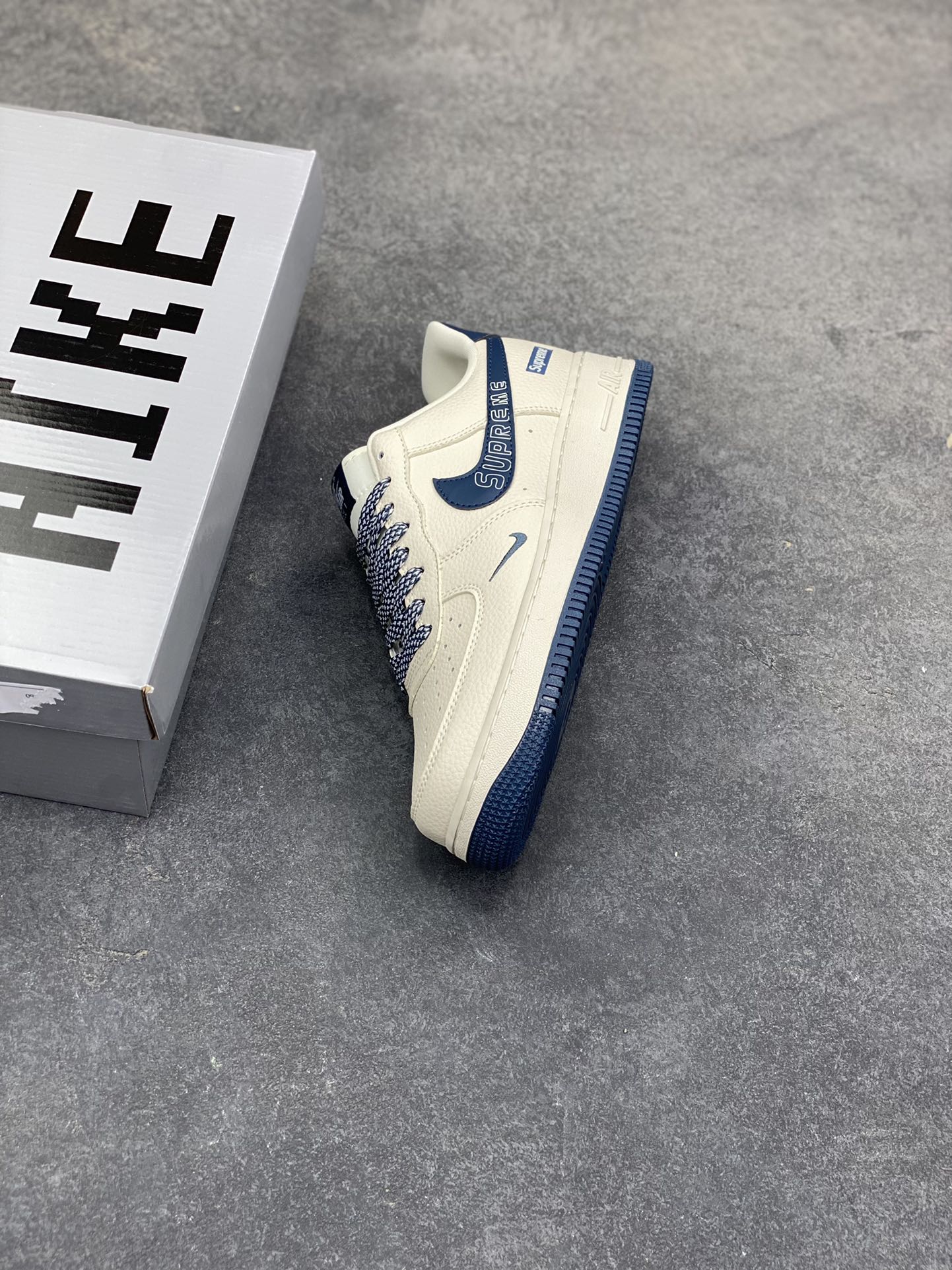 图片[7]-Nike Air Force 1 ‘07 Low “Supreme联名——字母雾霾蓝”空军一号 低帮 运动鞋 休闲鞋 折边针车 工艺难度大 原楦头原纸板 原装鞋盒 定制五金配件 内置全掌气垫 原厂鞋底 货号：LD1999-003 尺码：36 36.5 37.5 38 38.5 39 40 40.5 41 42 42.5 43 44 44.5 45-选品中心