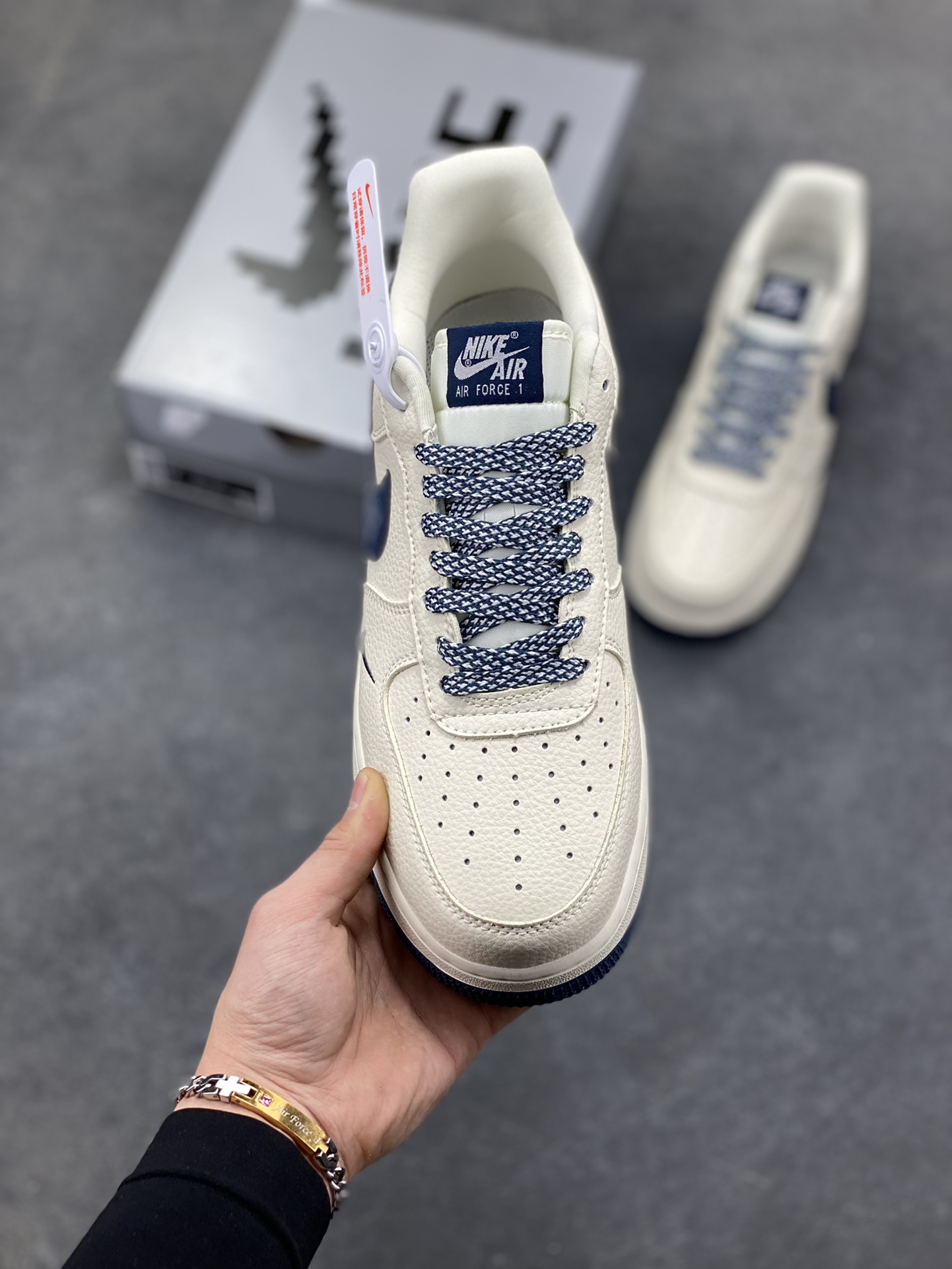 图片[2]-Nike Air Force 1 ‘07 Low “Supreme联名——字母雾霾蓝”空军一号 低帮 运动鞋 休闲鞋 折边针车 工艺难度大 原楦头原纸板 原装鞋盒 定制五金配件 内置全掌气垫 原厂鞋底 货号：LD1999-003 尺码：36 36.5 37.5 38 38.5 39 40 40.5 41 42 42.5 43 44 44.5 45-选品中心