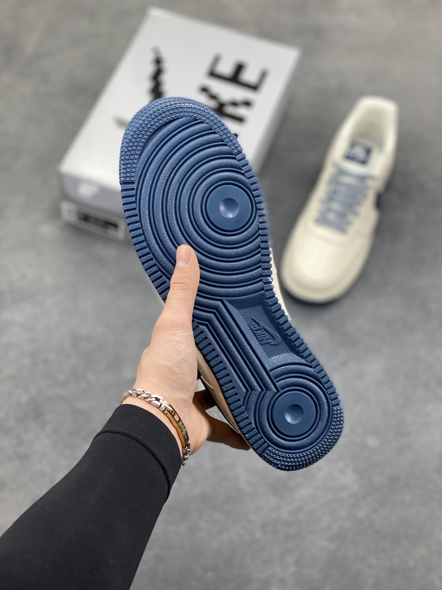 图片[5]-Nike Air Force 1 ‘07 Low “Supreme联名——字母雾霾蓝”空军一号 低帮 运动鞋 休闲鞋 折边针车 工艺难度大 原楦头原纸板 原装鞋盒 定制五金配件 内置全掌气垫 原厂鞋底 货号：LD1999-003 尺码：36 36.5 37.5 38 38.5 39 40 40.5 41 42 42.5 43 44 44.5 45-选品中心