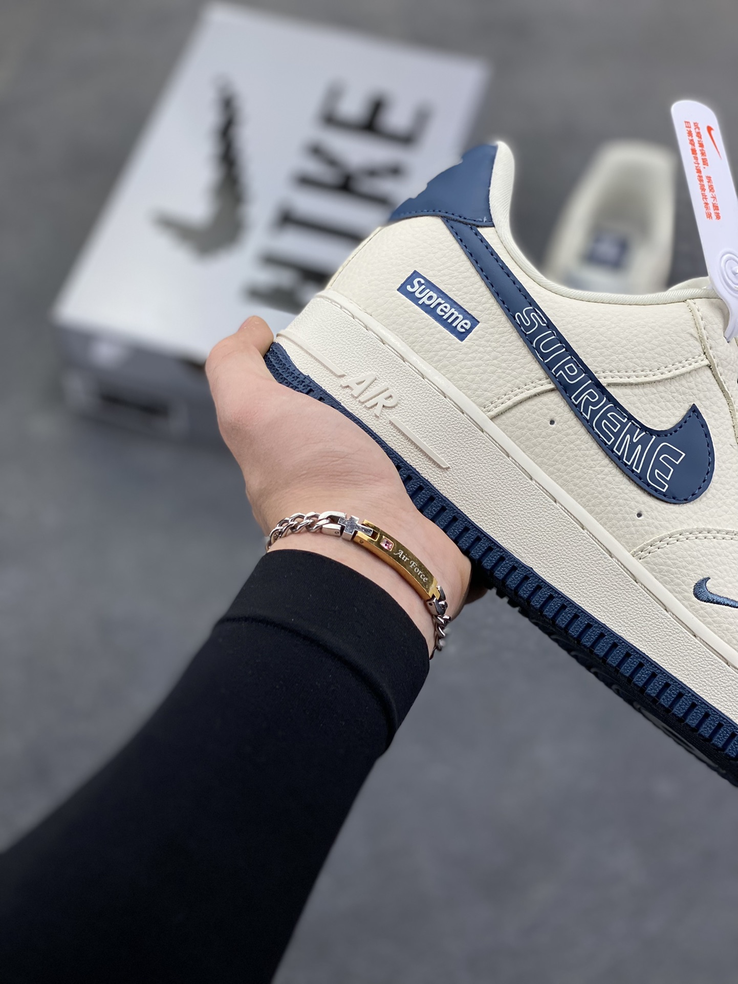 图片[6]-Nike Air Force 1 ‘07 Low “Supreme联名——字母雾霾蓝”空军一号 低帮 运动鞋 休闲鞋 折边针车 工艺难度大 原楦头原纸板 原装鞋盒 定制五金配件 内置全掌气垫 原厂鞋底 货号：LD1999-003 尺码：36 36.5 37.5 38 38.5 39 40 40.5 41 42 42.5 43 44 44.5 45-选品中心