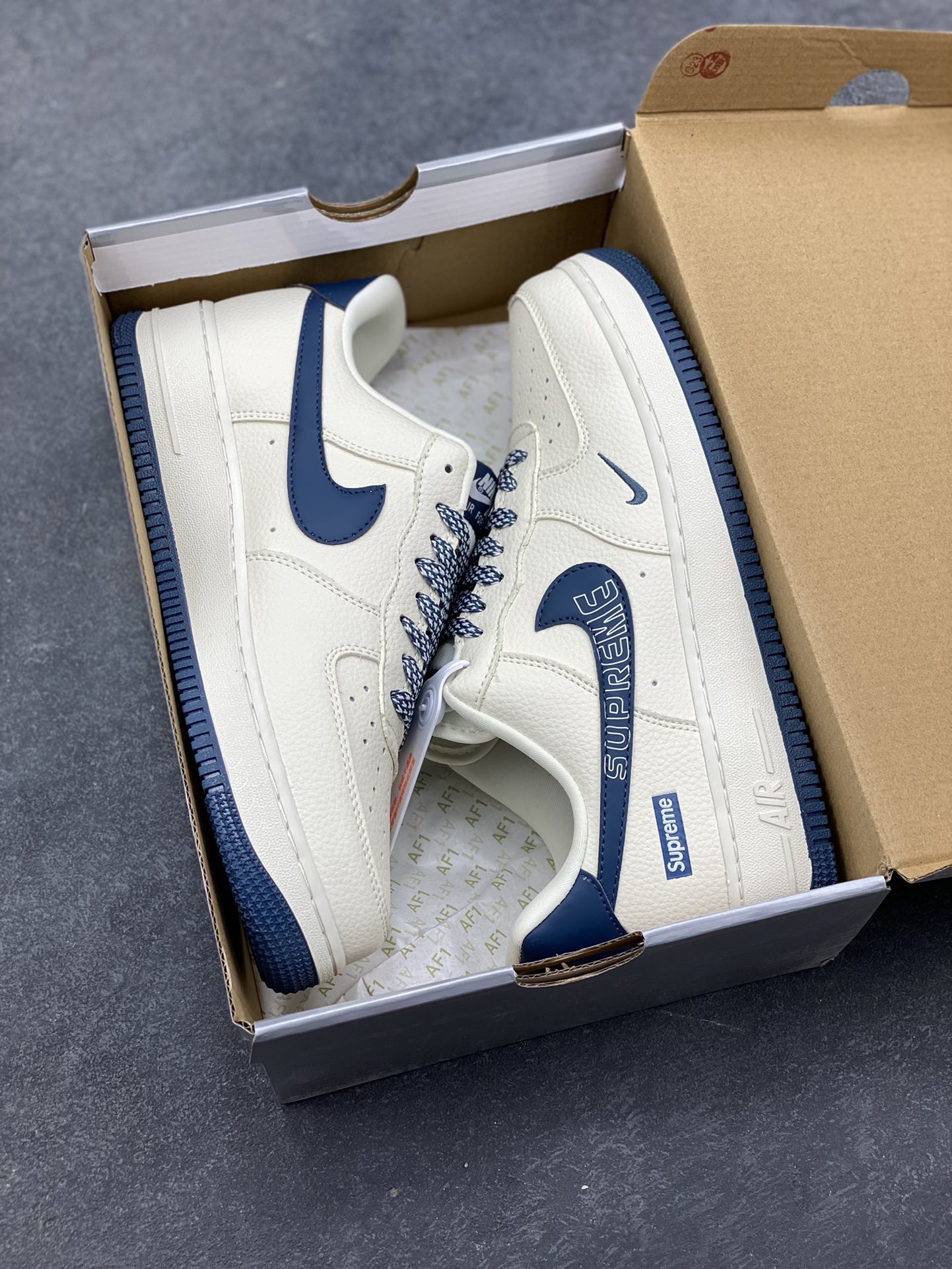 图片[9]-Nike Air Force 1 ‘07 Low “Supreme联名——字母雾霾蓝”空军一号 低帮 运动鞋 休闲鞋 折边针车 工艺难度大 原楦头原纸板 原装鞋盒 定制五金配件 内置全掌气垫 原厂鞋底 货号：LD1999-003 尺码：36 36.5 37.5 38 38.5 39 40 40.5 41 42 42.5 43 44 44.5 45-选品中心