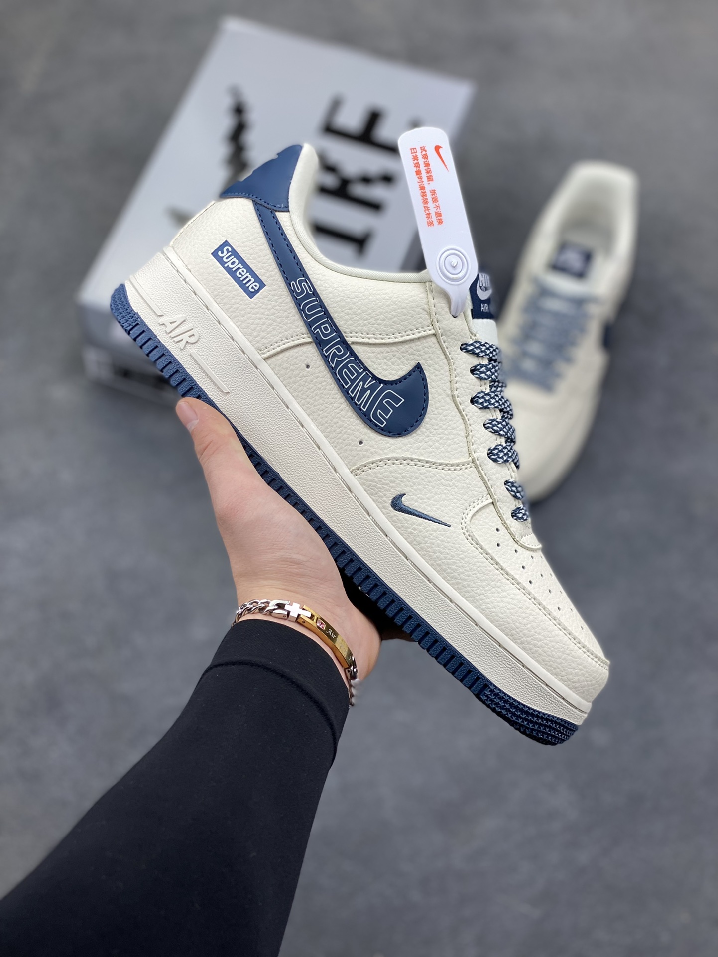 Nike Air Force 1 ‘07 Low “Supreme联名——字母雾霾蓝”空军一号 低帮 运动鞋 休闲鞋 折边针车 工艺难度大 原楦头原纸板 原装鞋盒 定制五金配件 内置全掌气垫 原厂鞋底 货号：LD1999-003 尺码：36 36.5 37.5 38 38.5 39 40 40.5 41 42 42.5 43 44 44.5 45-选品中心