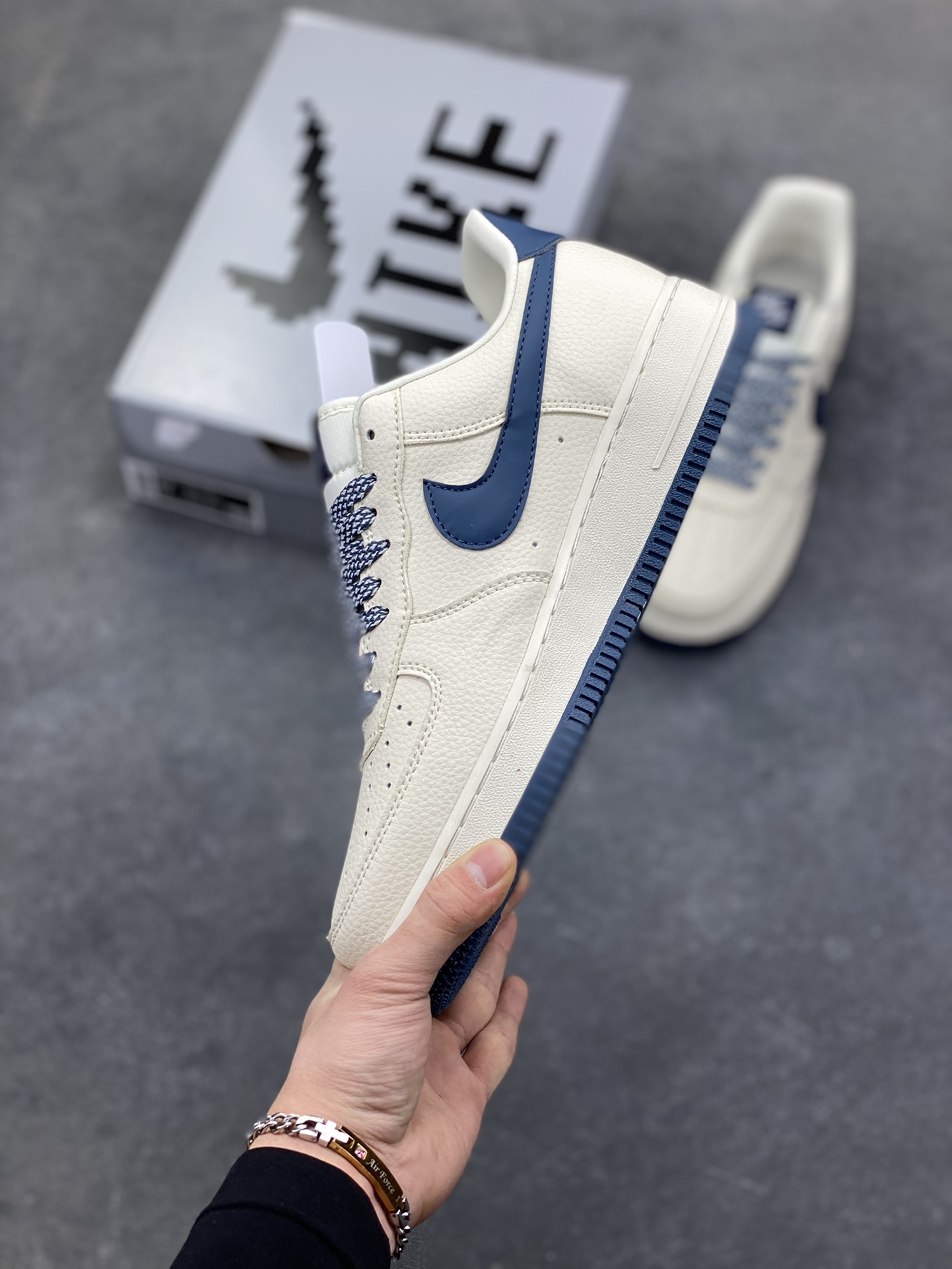 图片[3]-Nike Air Force 1 ‘07 Low “Supreme联名——字母雾霾蓝”空军一号 低帮 运动鞋 休闲鞋 折边针车 工艺难度大 原楦头原纸板 原装鞋盒 定制五金配件 内置全掌气垫 原厂鞋底 货号：LD1999-003 尺码：36 36.5 37.5 38 38.5 39 40 40.5 41 42 42.5 43 44 44.5 45-选品中心
