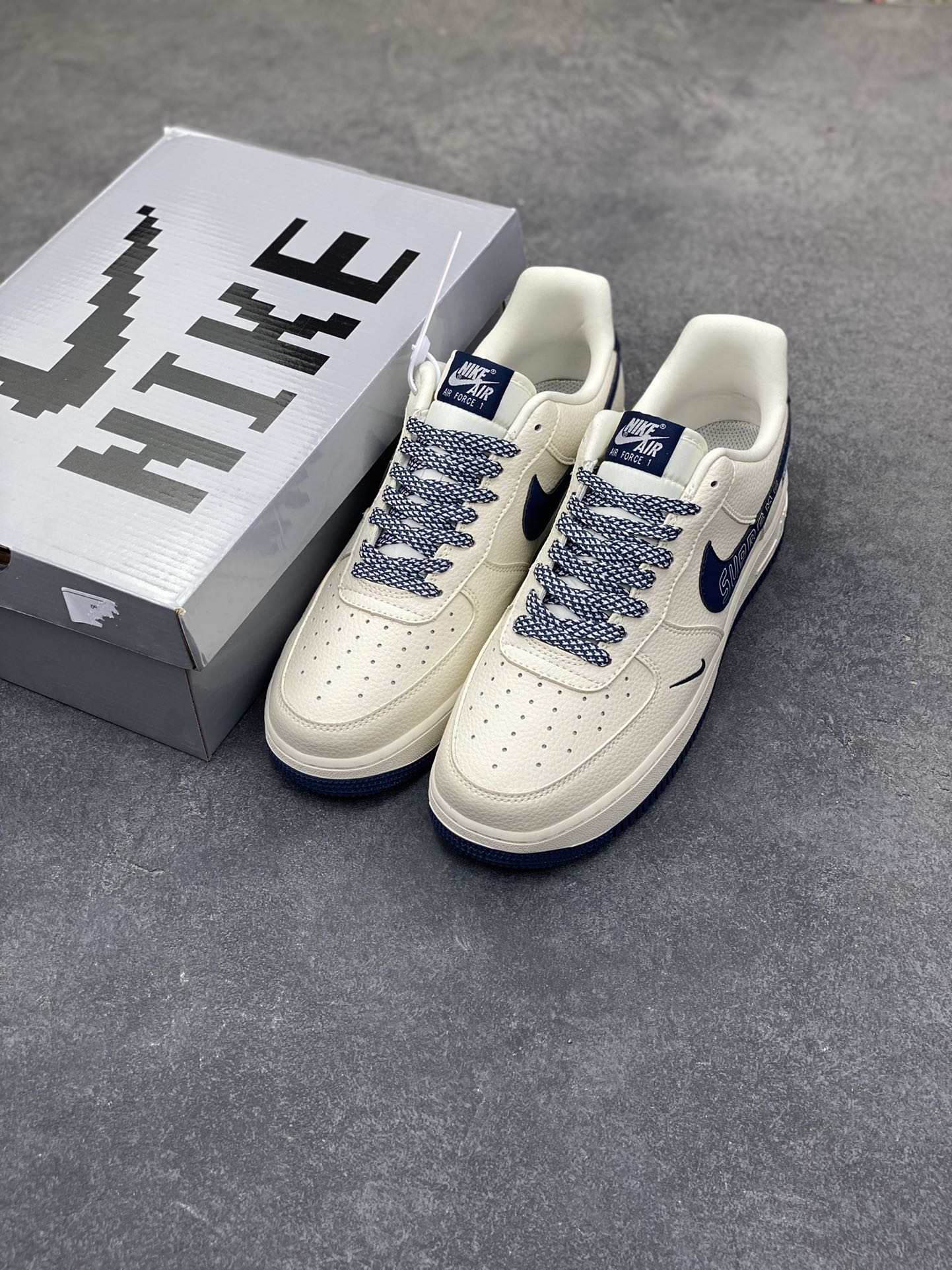 图片[8]-Nike Air Force 1 ‘07 Low “Supreme联名——字母雾霾蓝”空军一号 低帮 运动鞋 休闲鞋 折边针车 工艺难度大 原楦头原纸板 原装鞋盒 定制五金配件 内置全掌气垫 原厂鞋底 货号：LD1999-003 尺码：36 36.5 37.5 38 38.5 39 40 40.5 41 42 42.5 43 44 44.5 45-选品中心