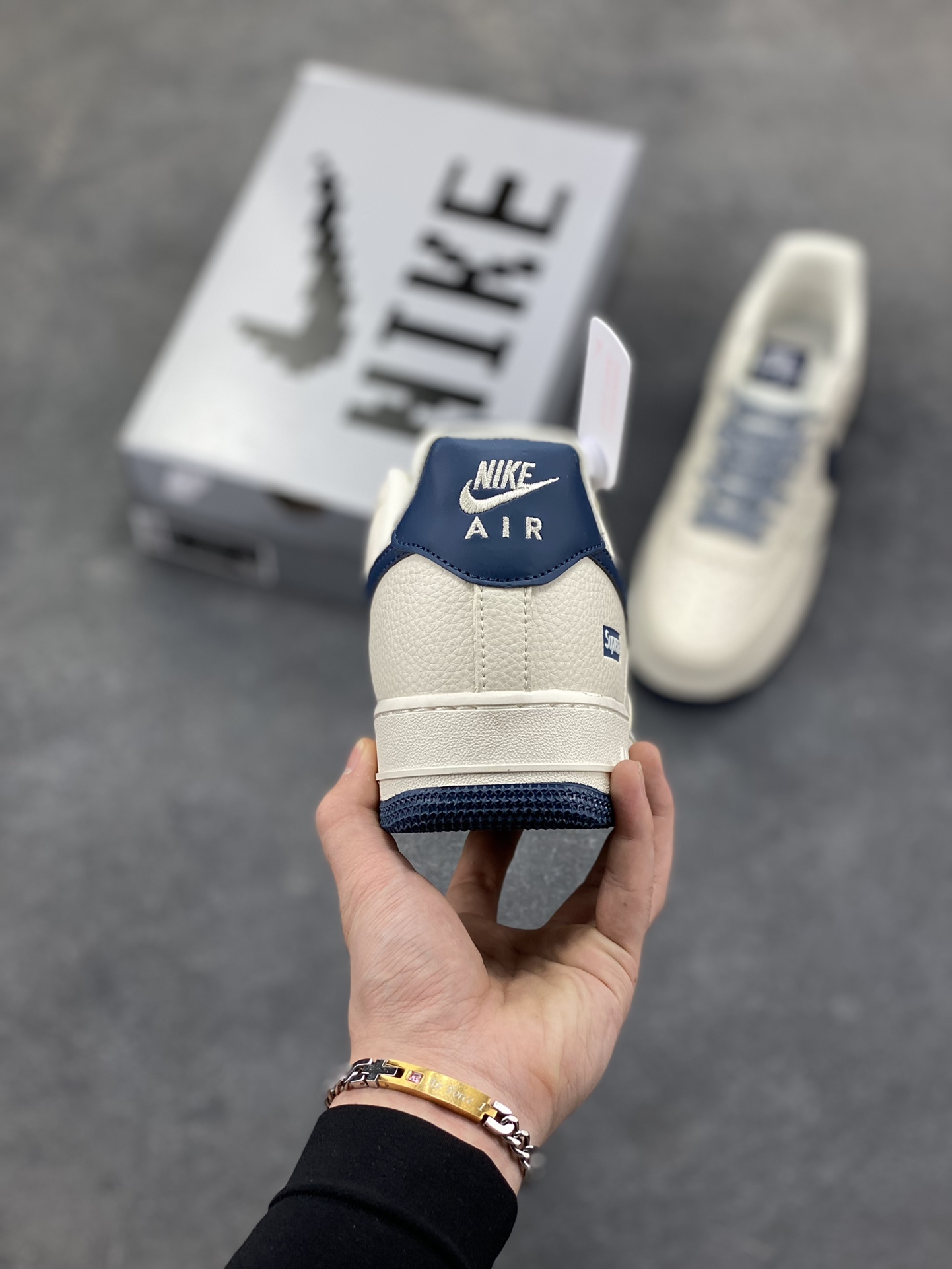 图片[4]-Nike Air Force 1 ‘07 Low “Supreme联名——字母雾霾蓝”空军一号 低帮 运动鞋 休闲鞋 折边针车 工艺难度大 原楦头原纸板 原装鞋盒 定制五金配件 内置全掌气垫 原厂鞋底 货号：LD1999-003 尺码：36 36.5 37.5 38 38.5 39 40 40.5 41 42 42.5 43 44 44.5 45-选品中心