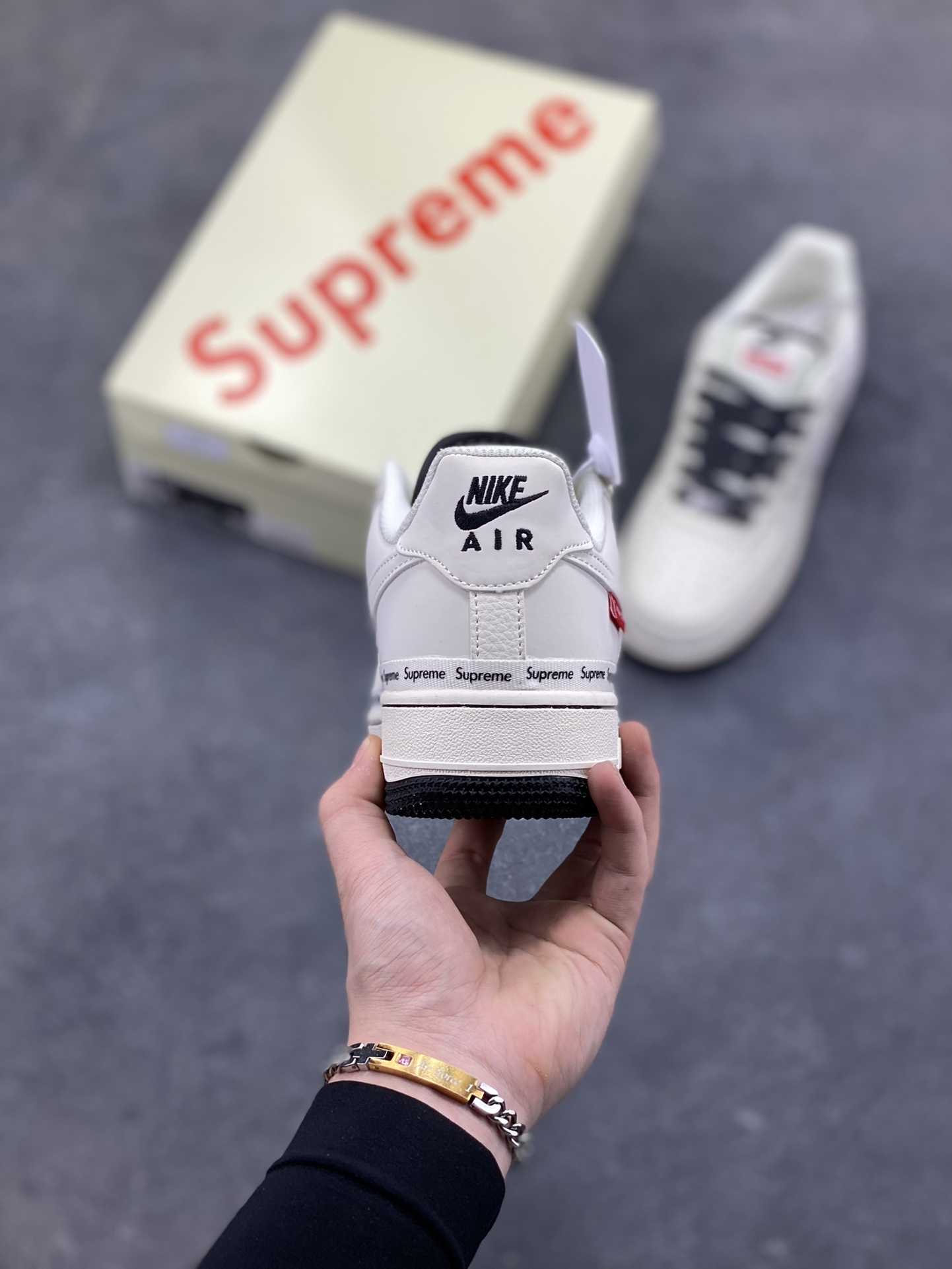 图片[4]-NIke Air Force 1 ‘07 Low “Supreme联名-米黑签名”空军一号 低帮 运动鞋 休闲鞋 折边针车 工艺难度大 原楦头原纸板 原装鞋盒 定制五金配件 内置全掌气垫 原厂鞋底 货号：XX3168-222 尺码：36 36.5 37.5 38 38.5 39 40 40.5 41 42 42.5 43 44 44.5 45-选品中心