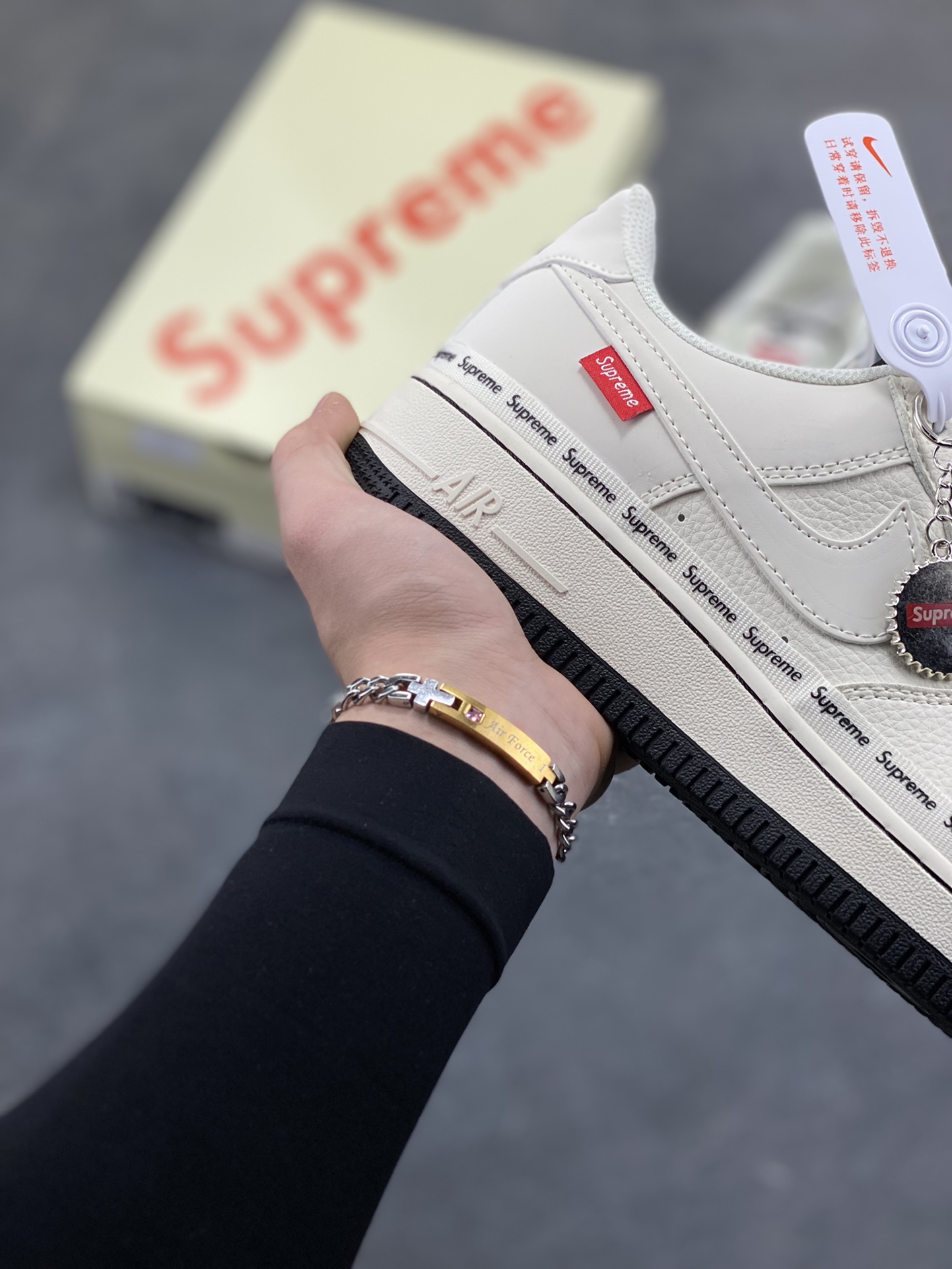 图片[6]-NIke Air Force 1 ‘07 Low “Supreme联名-米黑签名”空军一号 低帮 运动鞋 休闲鞋 折边针车 工艺难度大 原楦头原纸板 原装鞋盒 定制五金配件 内置全掌气垫 原厂鞋底 货号：XX3168-222 尺码：36 36.5 37.5 38 38.5 39 40 40.5 41 42 42.5 43 44 44.5 45-选品中心