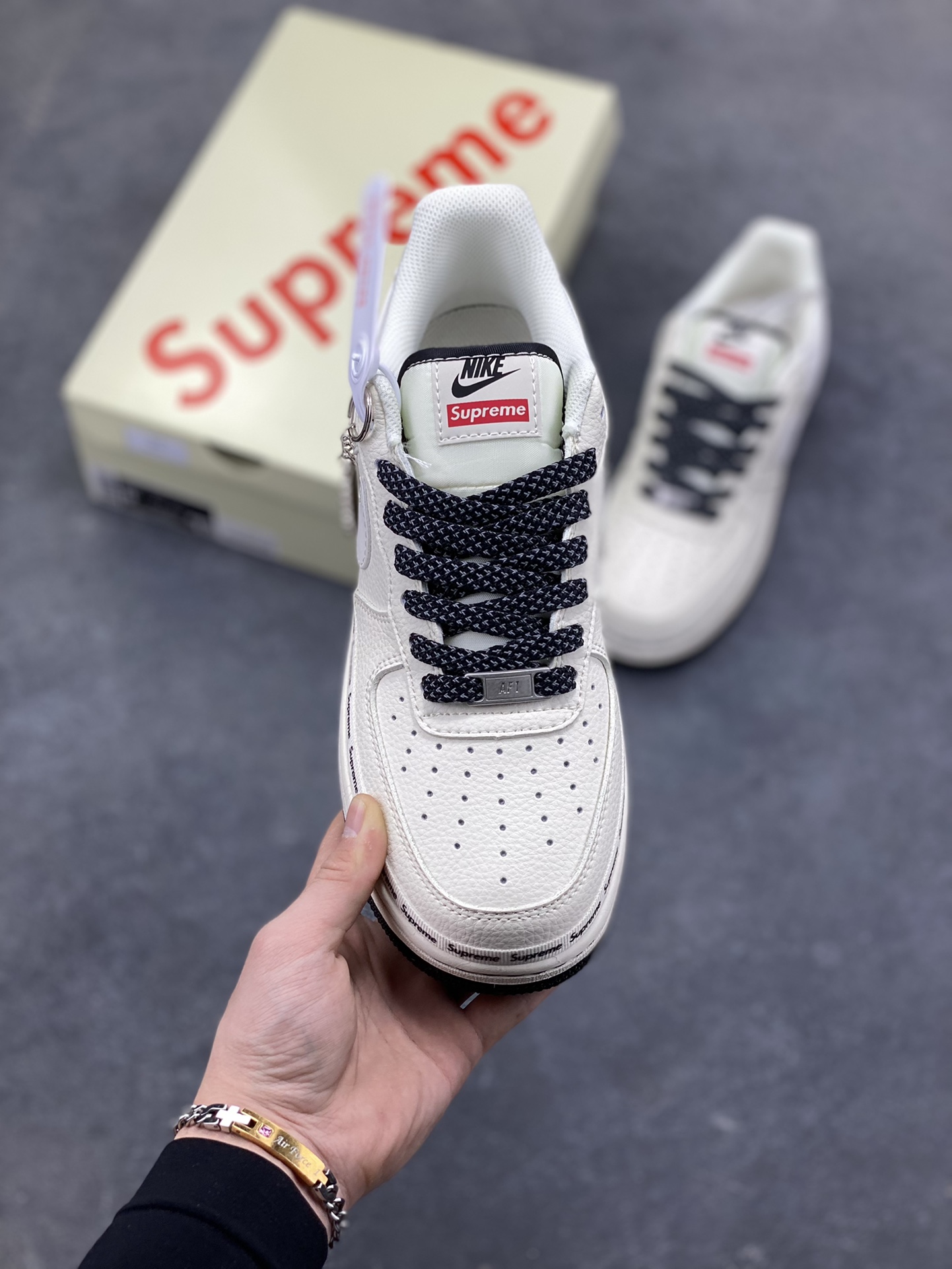 图片[2]-NIke Air Force 1 ‘07 Low “Supreme联名-米黑签名”空军一号 低帮 运动鞋 休闲鞋 折边针车 工艺难度大 原楦头原纸板 原装鞋盒 定制五金配件 内置全掌气垫 原厂鞋底 货号：XX3168-222 尺码：36 36.5 37.5 38 38.5 39 40 40.5 41 42 42.5 43 44 44.5 45-选品中心