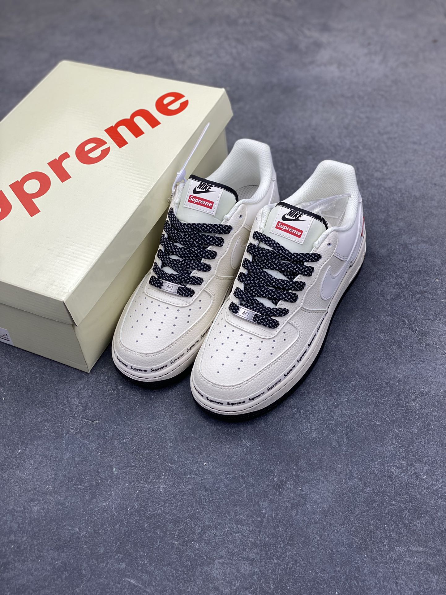 图片[8]-NIke Air Force 1 ‘07 Low “Supreme联名-米黑签名”空军一号 低帮 运动鞋 休闲鞋 折边针车 工艺难度大 原楦头原纸板 原装鞋盒 定制五金配件 内置全掌气垫 原厂鞋底 货号：XX3168-222 尺码：36 36.5 37.5 38 38.5 39 40 40.5 41 42 42.5 43 44 44.5 45-选品中心