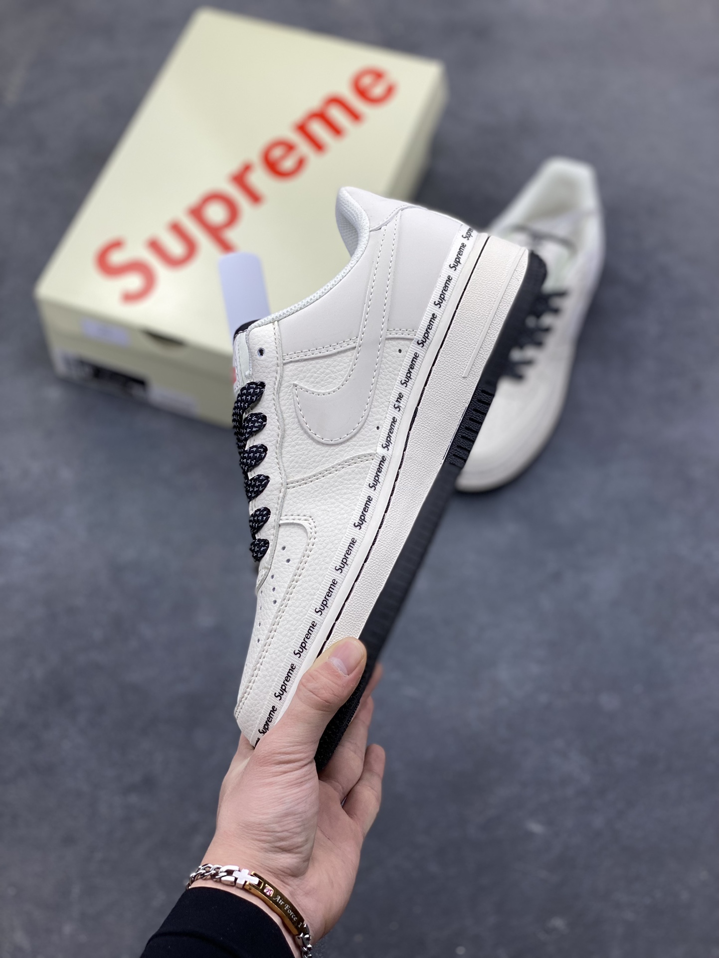 图片[3]-NIke Air Force 1 ‘07 Low “Supreme联名-米黑签名”空军一号 低帮 运动鞋 休闲鞋 折边针车 工艺难度大 原楦头原纸板 原装鞋盒 定制五金配件 内置全掌气垫 原厂鞋底 货号：XX3168-222 尺码：36 36.5 37.5 38 38.5 39 40 40.5 41 42 42.5 43 44 44.5 45-选品中心