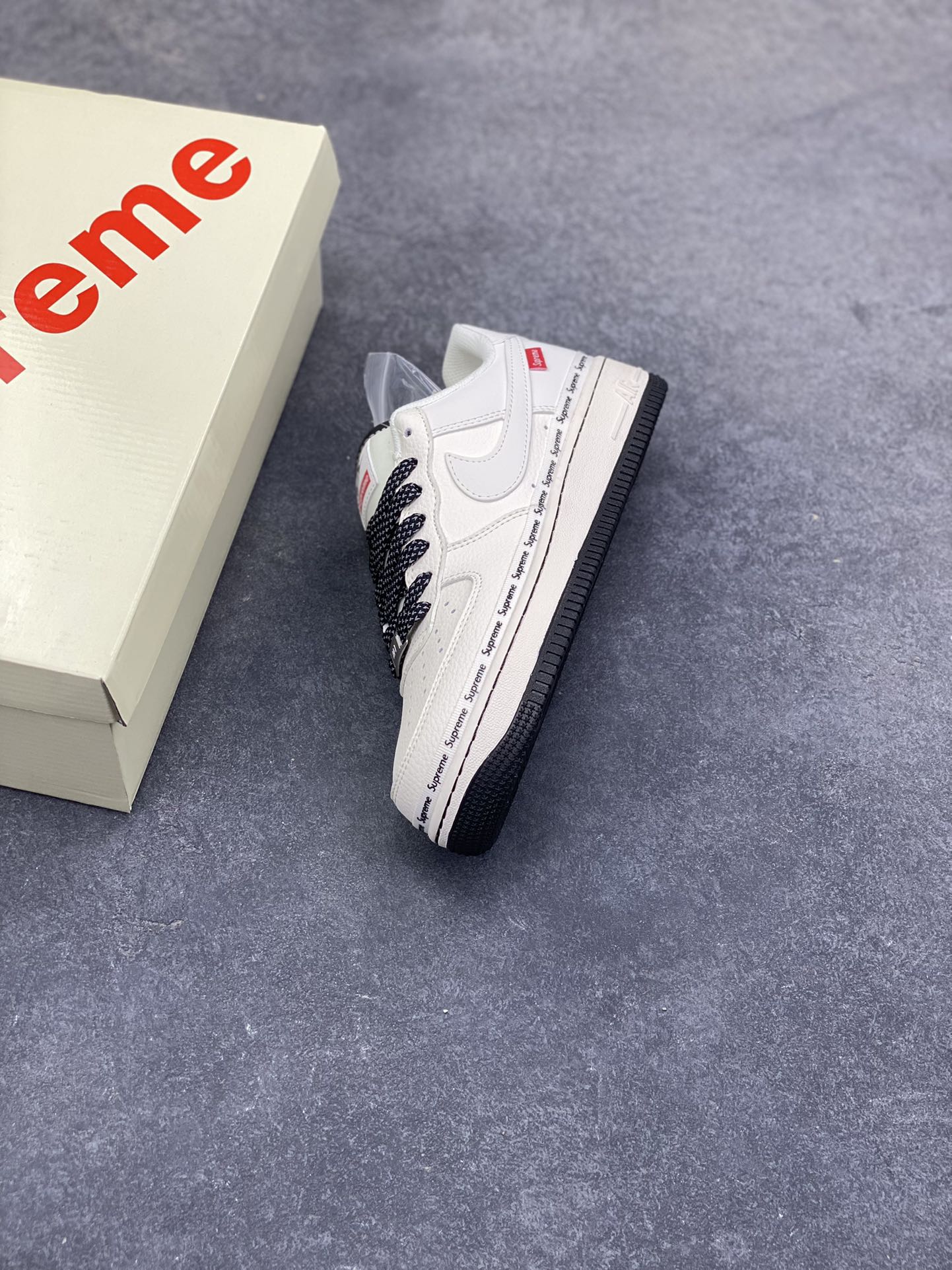 图片[7]-NIke Air Force 1 ‘07 Low “Supreme联名-米黑签名”空军一号 低帮 运动鞋 休闲鞋 折边针车 工艺难度大 原楦头原纸板 原装鞋盒 定制五金配件 内置全掌气垫 原厂鞋底 货号：XX3168-222 尺码：36 36.5 37.5 38 38.5 39 40 40.5 41 42 42.5 43 44 44.5 45-选品中心