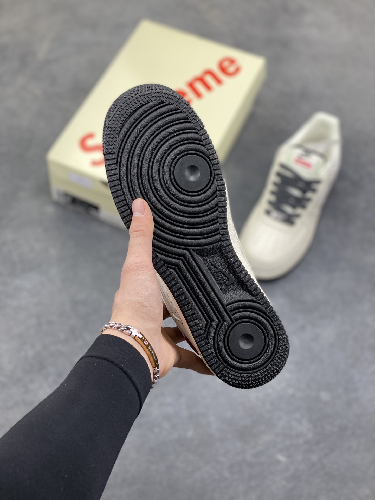 图片[5]-NIke Air Force 1 ‘07 Low “Supreme联名-米黑签名”空军一号 低帮 运动鞋 休闲鞋 折边针车 工艺难度大 原楦头原纸板 原装鞋盒 定制五金配件 内置全掌气垫 原厂鞋底 货号：XX3168-222 尺码：36 36.5 37.5 38 38.5 39 40 40.5 41 42 42.5 43 44 44.5 45-选品中心