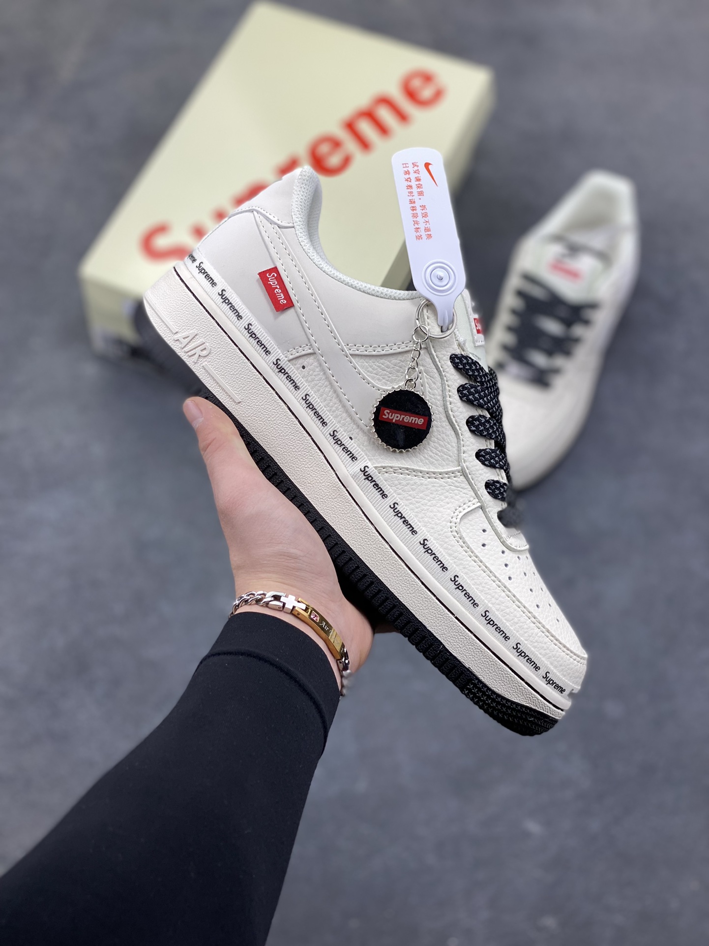 NIke Air Force 1 ‘07 Low “Supreme联名-米黑签名”空军一号 低帮 运动鞋 休闲鞋 折边针车 工艺难度大 原楦头原纸板 原装鞋盒 定制五金配件 内置全掌气垫 原厂鞋底 货号：XX3168-222 尺码：36 36.5 37.5 38 38.5 39 40 40.5 41 42 42.5 43 44 44.5 45-选品中心