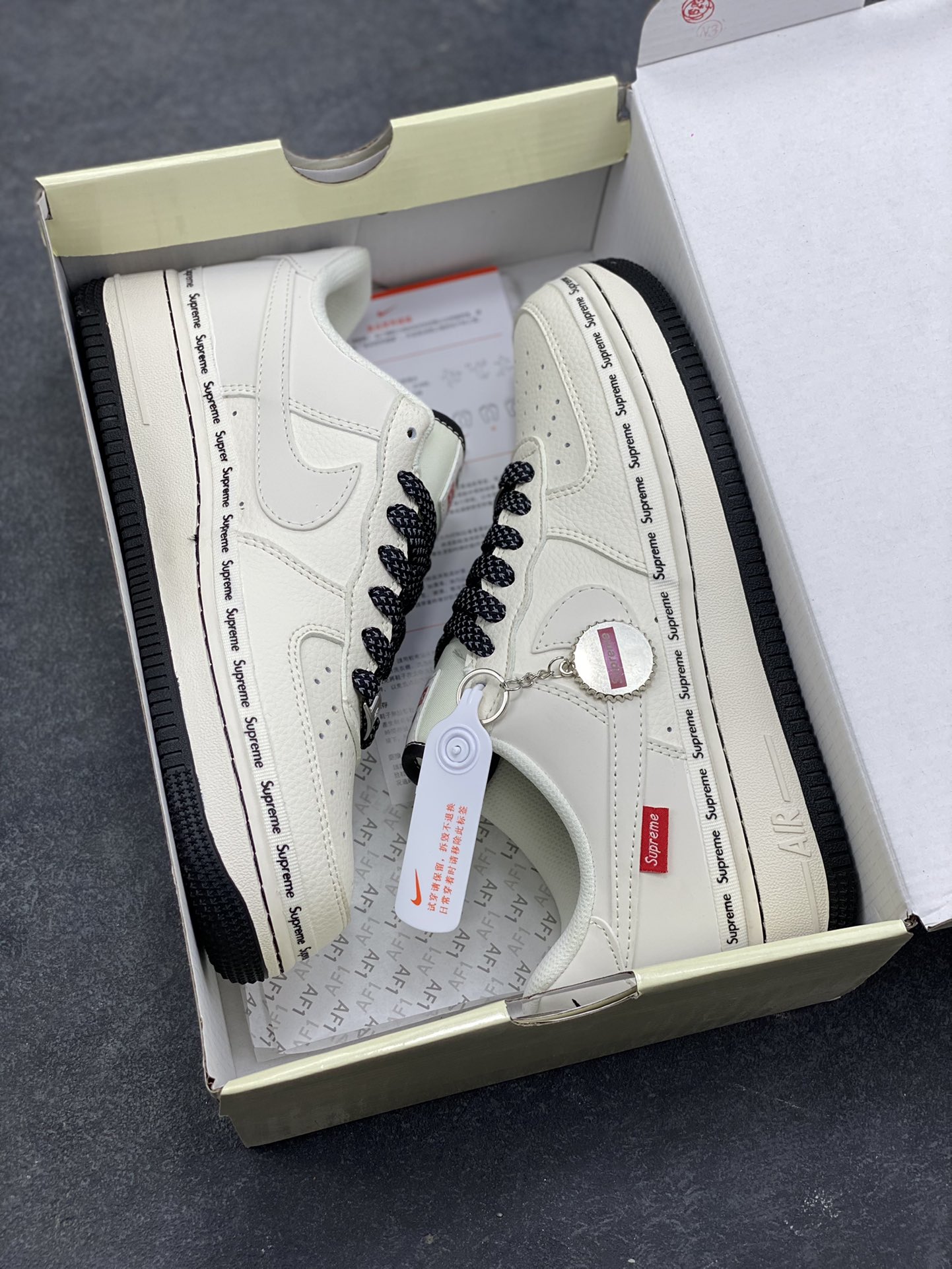 图片[9]-NIke Air Force 1 ‘07 Low “Supreme联名-米黑签名”空军一号 低帮 运动鞋 休闲鞋 折边针车 工艺难度大 原楦头原纸板 原装鞋盒 定制五金配件 内置全掌气垫 原厂鞋底 货号：XX3168-222 尺码：36 36.5 37.5 38 38.5 39 40 40.5 41 42 42.5 43 44 44.5 45-选品中心