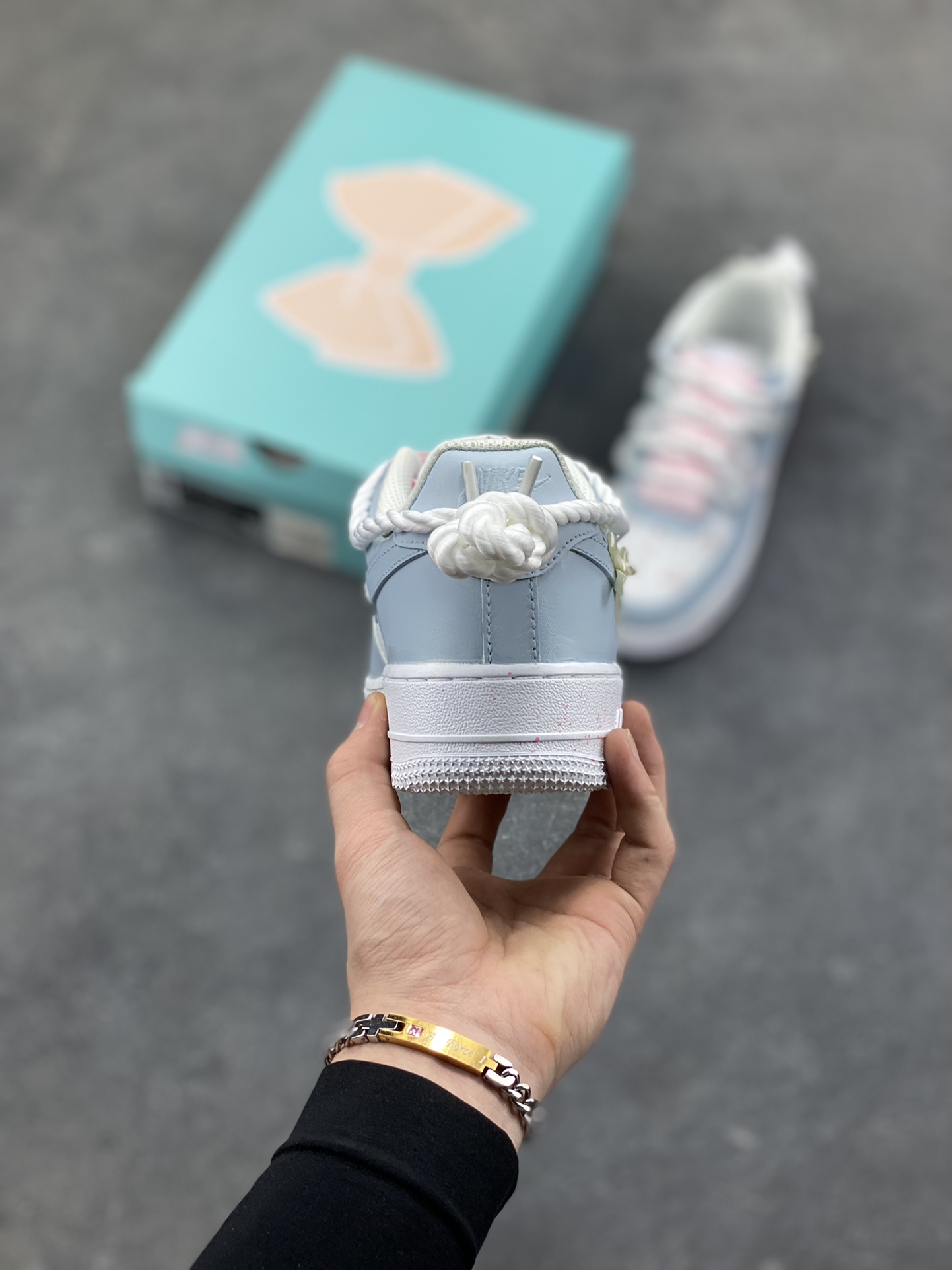 图片[4]-手绘涂鸦“浅樱雾语”Nike Air Force 1 “Pale Cherry Mist Whisper”空军一号定制板鞋 这双客制 AF1 以 “春日柔雾” 为基调，浅薄荷蓝与奶白交织出清透质感：鞋身散落的粉樱碎花像揉碎的春日光影，绳结鞋带与缎面蝴蝶结叠搭出甜而不腻的软萌氛围，鞋边的淡粉泼墨更添几分随性松弛。把春日的柔雾与花意穿在脚上，是少女感与轻甜美学的具象化表达 货号：DH2920-121 尺码： 36 36.5 37.5 38 38.5 39 40 40.5 41 42 42.5 43 44 44.5 45-选品中心