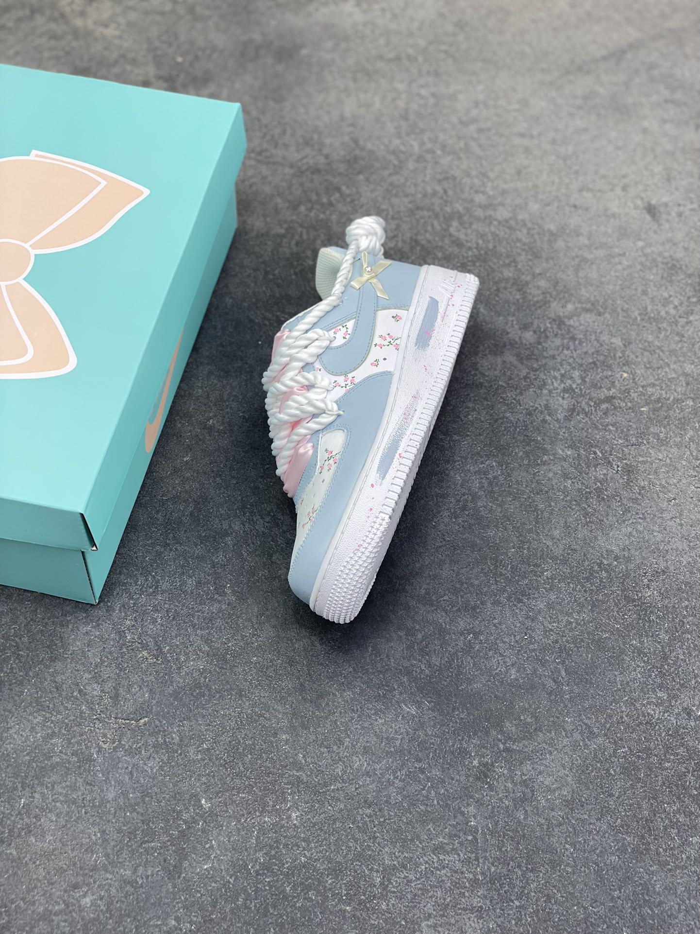 图片[7]-手绘涂鸦“浅樱雾语”Nike Air Force 1 “Pale Cherry Mist Whisper”空军一号定制板鞋 这双客制 AF1 以 “春日柔雾” 为基调，浅薄荷蓝与奶白交织出清透质感：鞋身散落的粉樱碎花像揉碎的春日光影，绳结鞋带与缎面蝴蝶结叠搭出甜而不腻的软萌氛围，鞋边的淡粉泼墨更添几分随性松弛。把春日的柔雾与花意穿在脚上，是少女感与轻甜美学的具象化表达 货号：DH2920-121 尺码： 36 36.5 37.5 38 38.5 39 40 40.5 41 42 42.5 43 44 44.5 45-选品中心