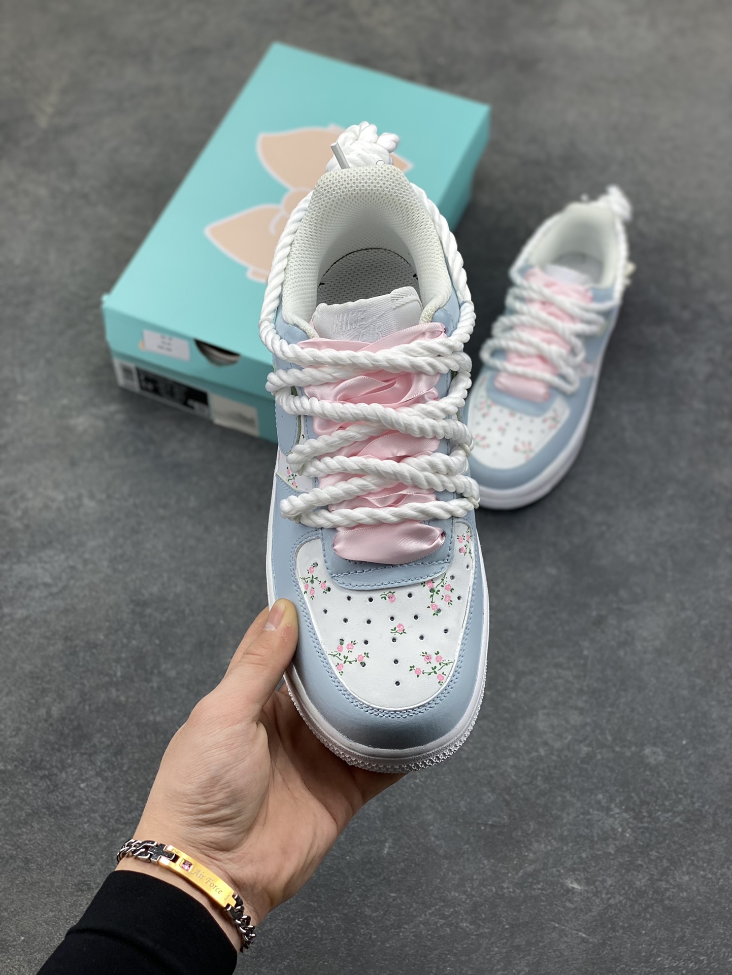 图片[2]-手绘涂鸦“浅樱雾语”Nike Air Force 1 “Pale Cherry Mist Whisper”空军一号定制板鞋 这双客制 AF1 以 “春日柔雾” 为基调，浅薄荷蓝与奶白交织出清透质感：鞋身散落的粉樱碎花像揉碎的春日光影，绳结鞋带与缎面蝴蝶结叠搭出甜而不腻的软萌氛围，鞋边的淡粉泼墨更添几分随性松弛。把春日的柔雾与花意穿在脚上，是少女感与轻甜美学的具象化表达 货号：DH2920-121 尺码： 36 36.5 37.5 38 38.5 39 40 40.5 41 42 42.5 43 44 44.5 45-选品中心