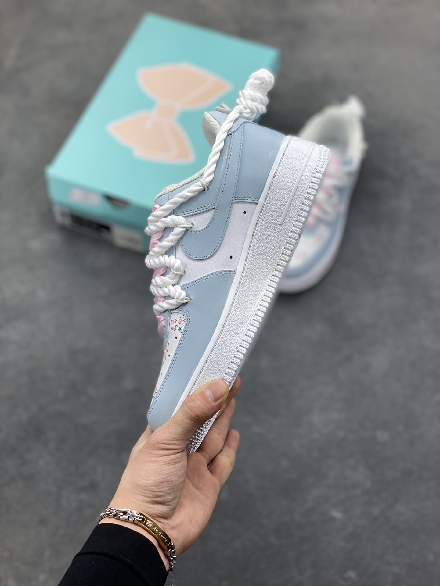 图片[3]-手绘涂鸦“浅樱雾语”Nike Air Force 1 “Pale Cherry Mist Whisper”空军一号定制板鞋 这双客制 AF1 以 “春日柔雾” 为基调，浅薄荷蓝与奶白交织出清透质感：鞋身散落的粉樱碎花像揉碎的春日光影，绳结鞋带与缎面蝴蝶结叠搭出甜而不腻的软萌氛围，鞋边的淡粉泼墨更添几分随性松弛。把春日的柔雾与花意穿在脚上，是少女感与轻甜美学的具象化表达 货号：DH2920-121 尺码： 36 36.5 37.5 38 38.5 39 40 40.5 41 42 42.5 43 44 44.5 45-选品中心