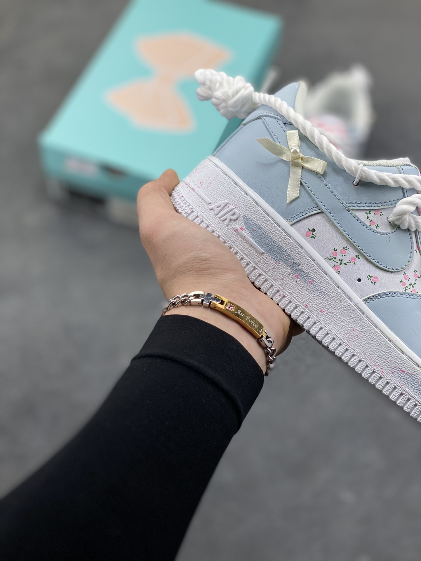 图片[6]-手绘涂鸦“浅樱雾语”Nike Air Force 1 “Pale Cherry Mist Whisper”空军一号定制板鞋 这双客制 AF1 以 “春日柔雾” 为基调，浅薄荷蓝与奶白交织出清透质感：鞋身散落的粉樱碎花像揉碎的春日光影，绳结鞋带与缎面蝴蝶结叠搭出甜而不腻的软萌氛围，鞋边的淡粉泼墨更添几分随性松弛。把春日的柔雾与花意穿在脚上，是少女感与轻甜美学的具象化表达 货号：DH2920-121 尺码： 36 36.5 37.5 38 38.5 39 40 40.5 41 42 42.5 43 44 44.5 45-选品中心