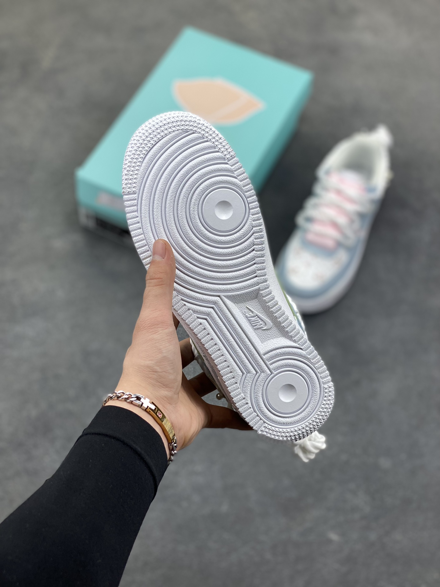 图片[5]-手绘涂鸦“浅樱雾语”Nike Air Force 1 “Pale Cherry Mist Whisper”空军一号定制板鞋 这双客制 AF1 以 “春日柔雾” 为基调，浅薄荷蓝与奶白交织出清透质感：鞋身散落的粉樱碎花像揉碎的春日光影，绳结鞋带与缎面蝴蝶结叠搭出甜而不腻的软萌氛围，鞋边的淡粉泼墨更添几分随性松弛。把春日的柔雾与花意穿在脚上，是少女感与轻甜美学的具象化表达 货号：DH2920-121 尺码： 36 36.5 37.5 38 38.5 39 40 40.5 41 42 42.5 43 44 44.5 45-选品中心