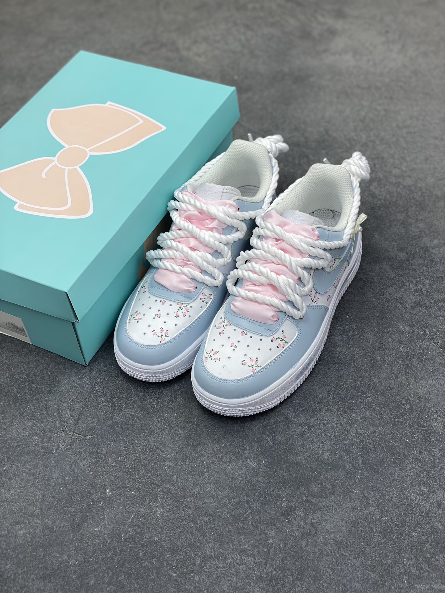 图片[8]-手绘涂鸦“浅樱雾语”Nike Air Force 1 “Pale Cherry Mist Whisper”空军一号定制板鞋 这双客制 AF1 以 “春日柔雾” 为基调，浅薄荷蓝与奶白交织出清透质感：鞋身散落的粉樱碎花像揉碎的春日光影，绳结鞋带与缎面蝴蝶结叠搭出甜而不腻的软萌氛围，鞋边的淡粉泼墨更添几分随性松弛。把春日的柔雾与花意穿在脚上，是少女感与轻甜美学的具象化表达 货号：DH2920-121 尺码： 36 36.5 37.5 38 38.5 39 40 40.5 41 42 42.5 43 44 44.5 45-选品中心