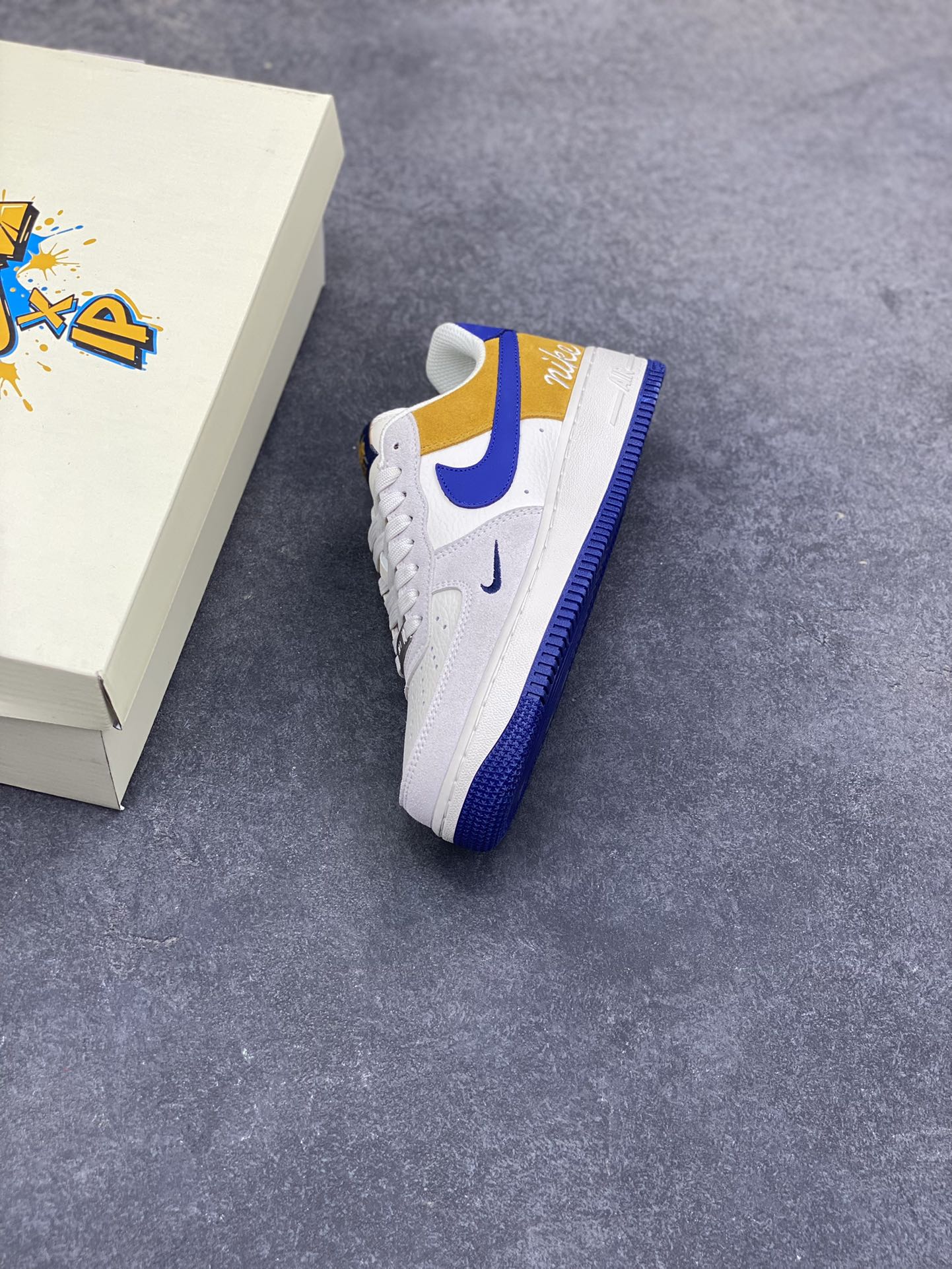 图片[7]-NIke Air Force 1 ‘07 Low 白灰棕蓝拼接 空军一号低帮 运动鞋 休闲鞋 折边针车 工艺难度大 原楦头原纸板 高端定制鞋盒 原厂鞋底 超高清洁度 细节完美 货号：HF2794-100 尺码：36 36.5 37.5 38 38.5 39 40 40.5 41 42 42.5 43 44 44.5 45-选品中心