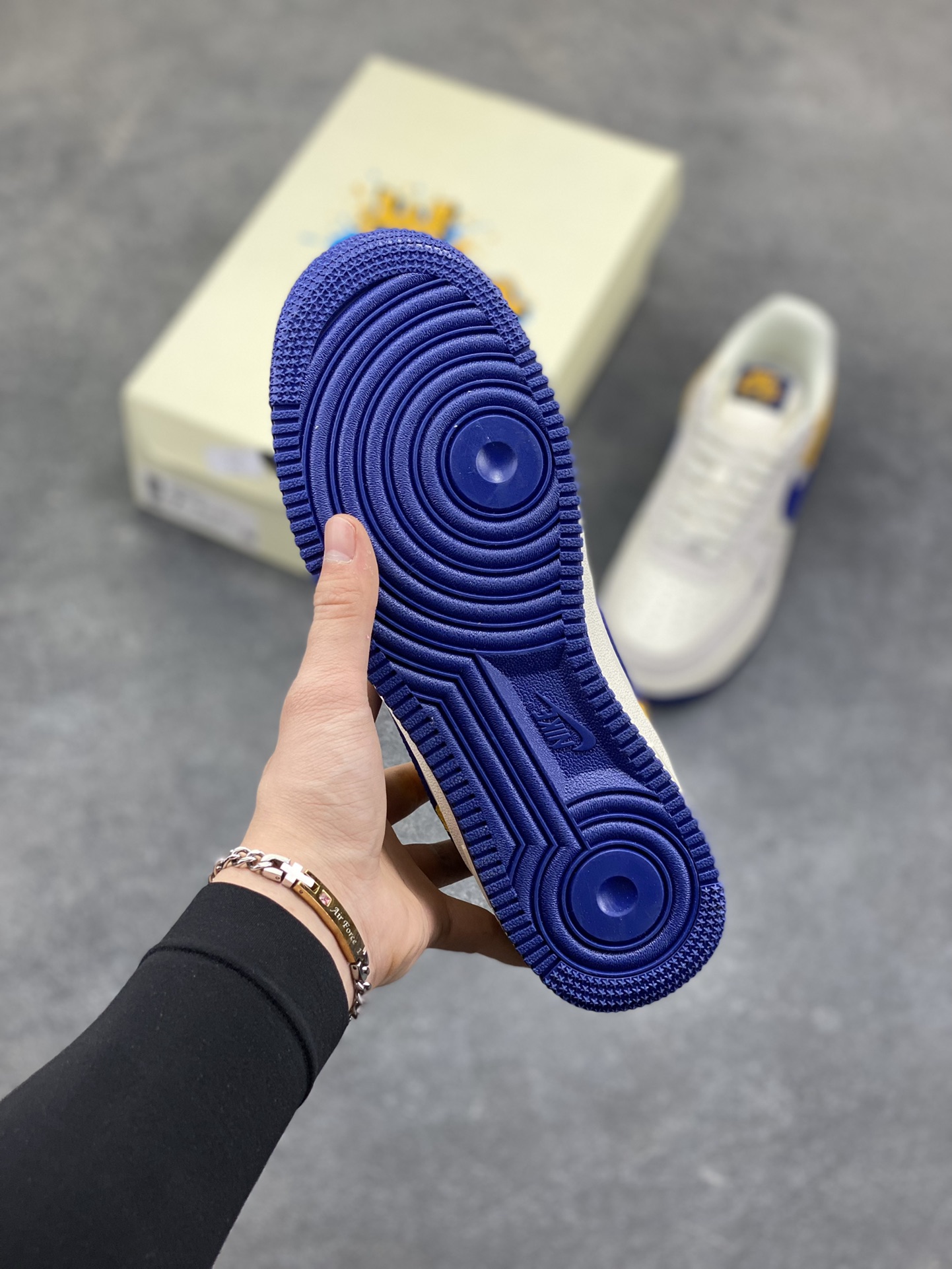 图片[5]-NIke Air Force 1 ‘07 Low 白灰棕蓝拼接 空军一号低帮 运动鞋 休闲鞋 折边针车 工艺难度大 原楦头原纸板 高端定制鞋盒 原厂鞋底 超高清洁度 细节完美 货号：HF2794-100 尺码：36 36.5 37.5 38 38.5 39 40 40.5 41 42 42.5 43 44 44.5 45-选品中心