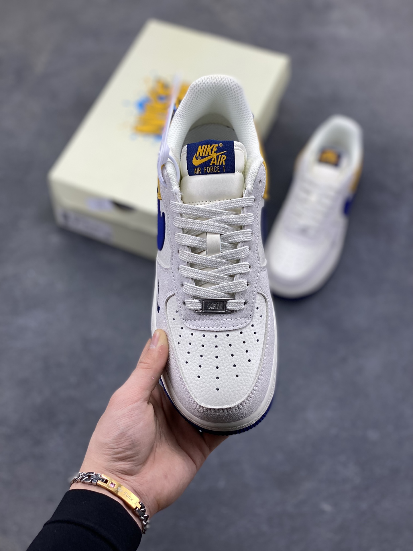 图片[2]-NIke Air Force 1 ‘07 Low 白灰棕蓝拼接 空军一号低帮 运动鞋 休闲鞋 折边针车 工艺难度大 原楦头原纸板 高端定制鞋盒 原厂鞋底 超高清洁度 细节完美 货号：HF2794-100 尺码：36 36.5 37.5 38 38.5 39 40 40.5 41 42 42.5 43 44 44.5 45-选品中心